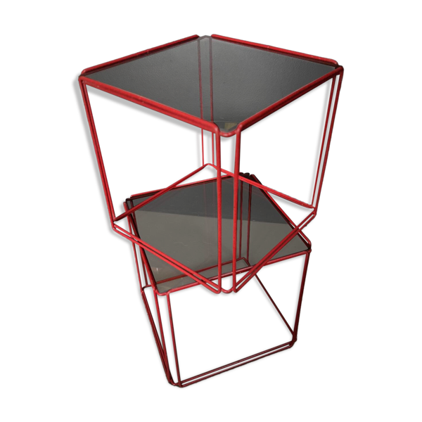 2 tables d'appoint, chevets cubes en métal filaire rouge et verre