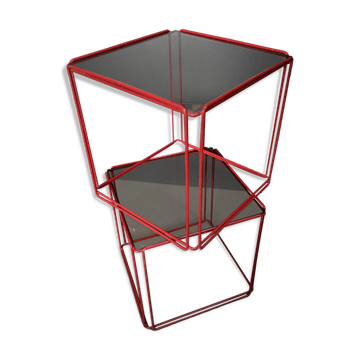 2 tables d'appoint, chevets cubes en métal filaire rouge et verre