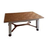 Extendable dining table