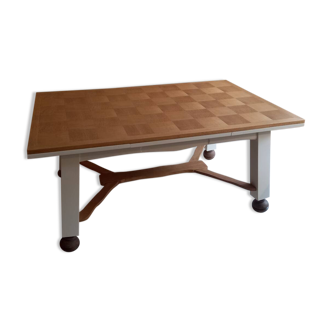 Extendable dining table