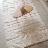 Tapis Berbère Béni Ouarain uni blanc à motifs lignes géométriques incrustés en laine
