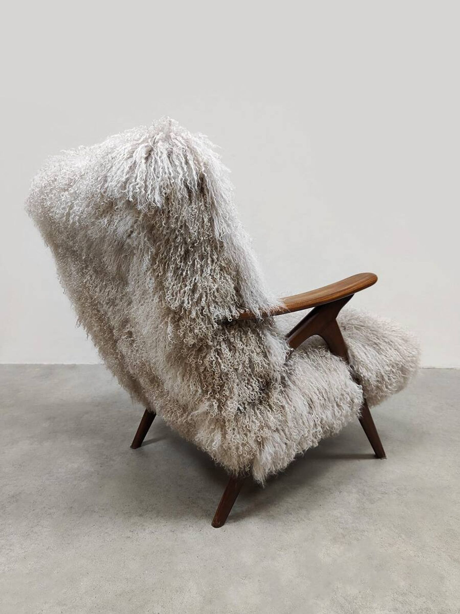 Fauteuil en peau de mouton vintage scandinave