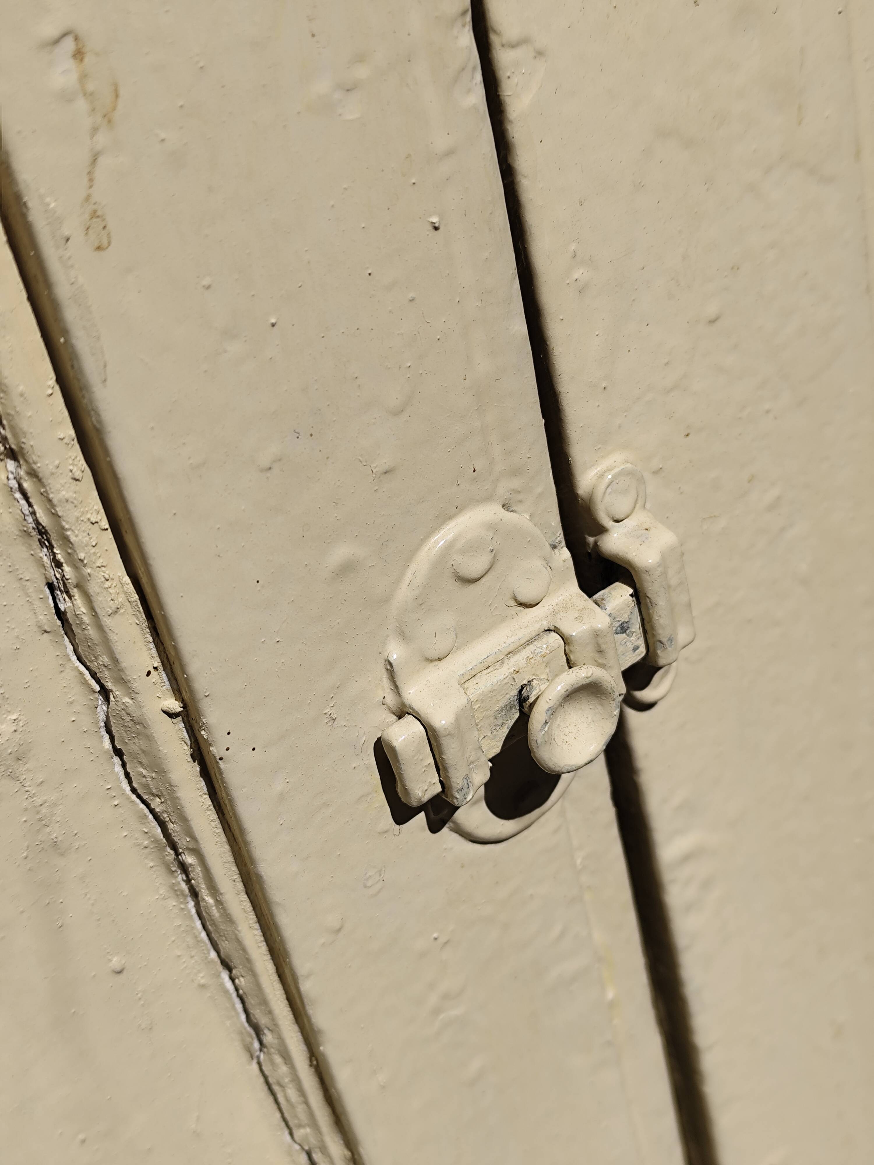 Small Parisian sideboard with one drawer and two doors, white lacquered