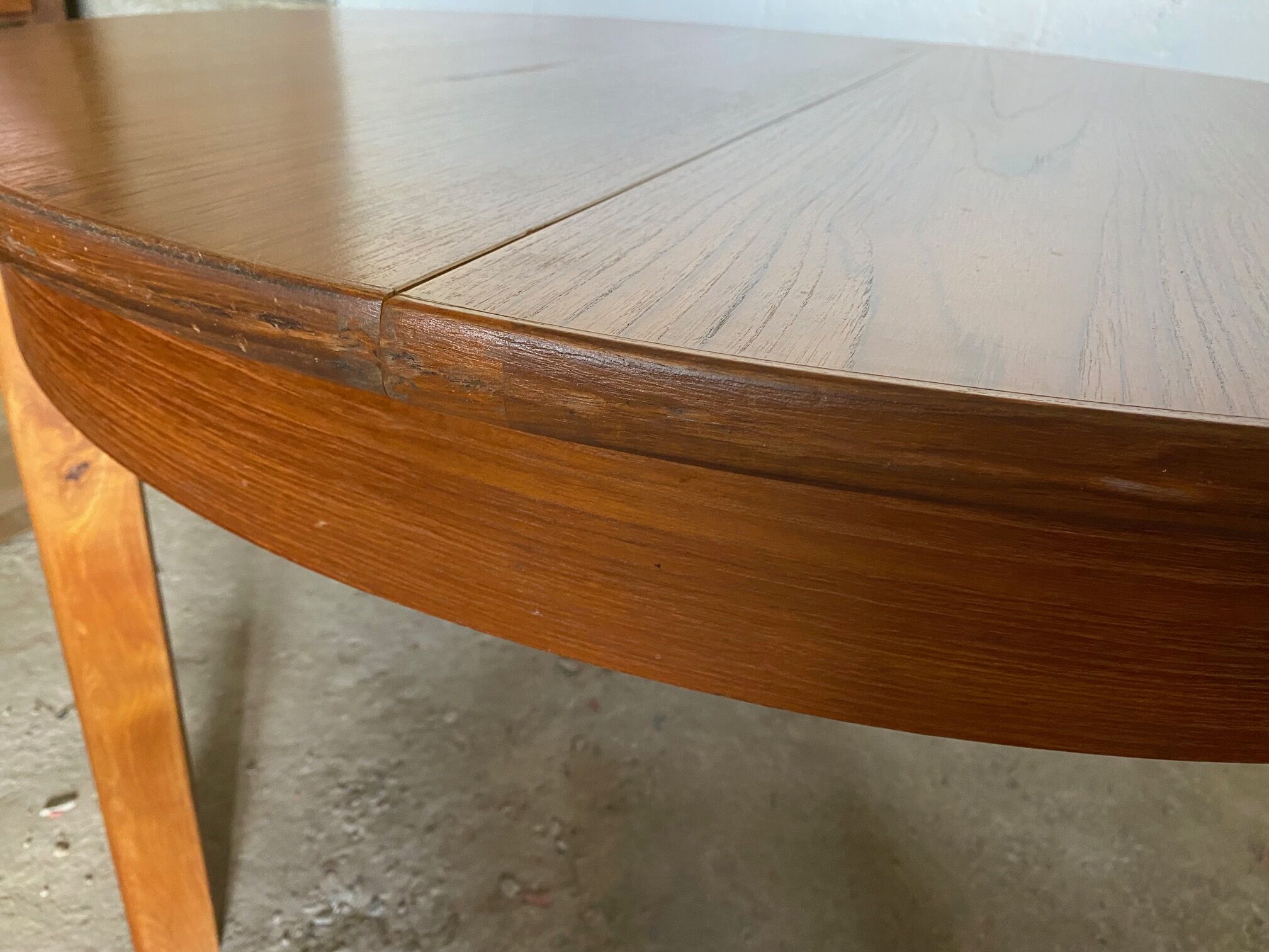 Scandinavian extendable table in teak