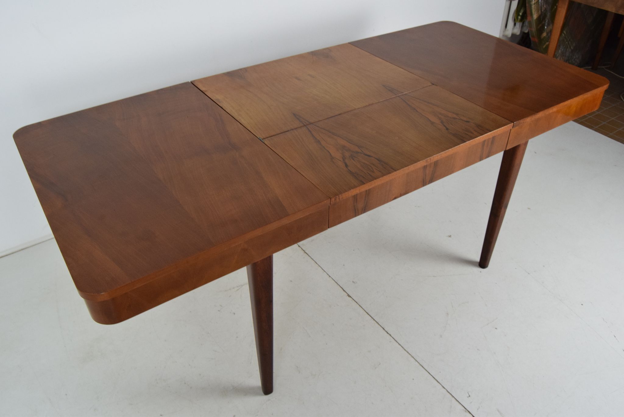 Table à manger extensible Art déco, conçue par Jindrich Halabala, années 1940.
