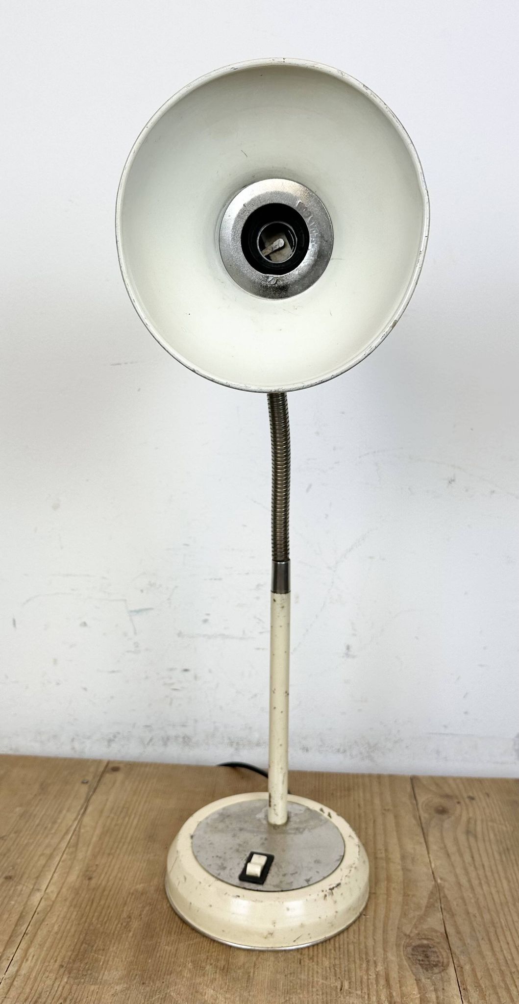 Beige industrial gooseneck table lamp, 1960s