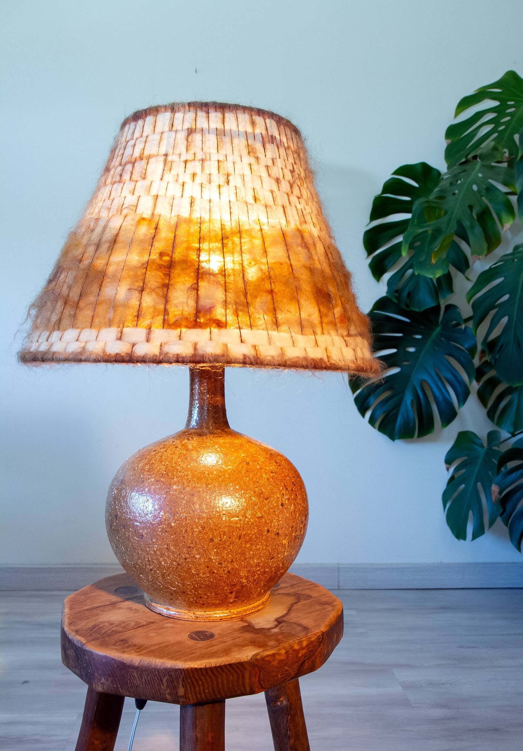 Lampe grés et laine brut, signée Alain Blanchard, 1970