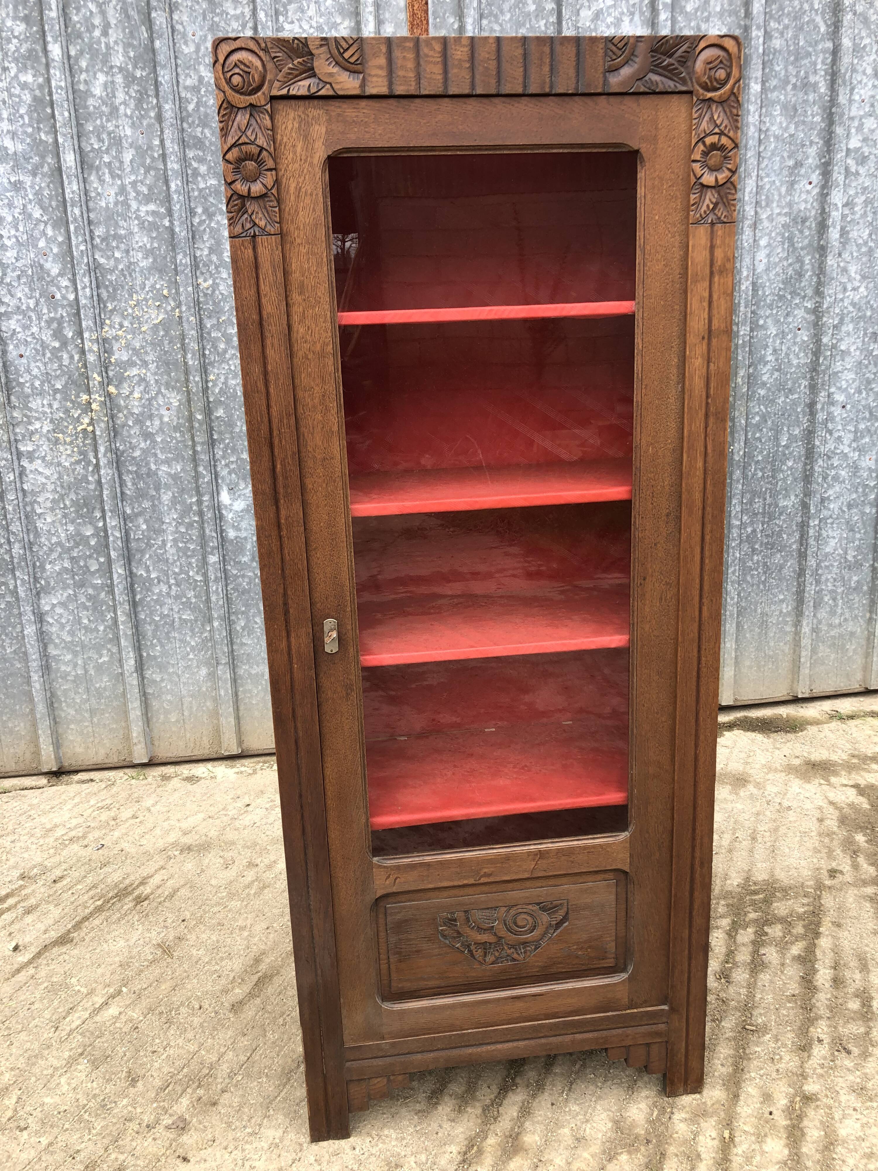 Art deco oak display cabinet with 1 glass door.