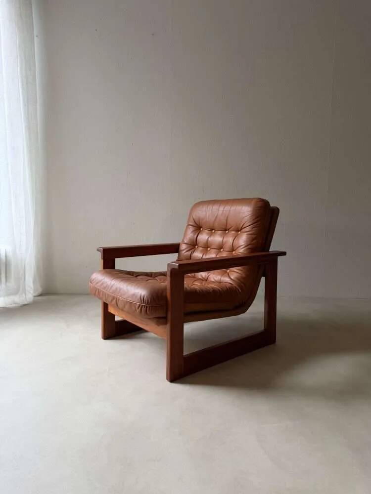 Vintage lounge chair in teak and leather from the 1960s.