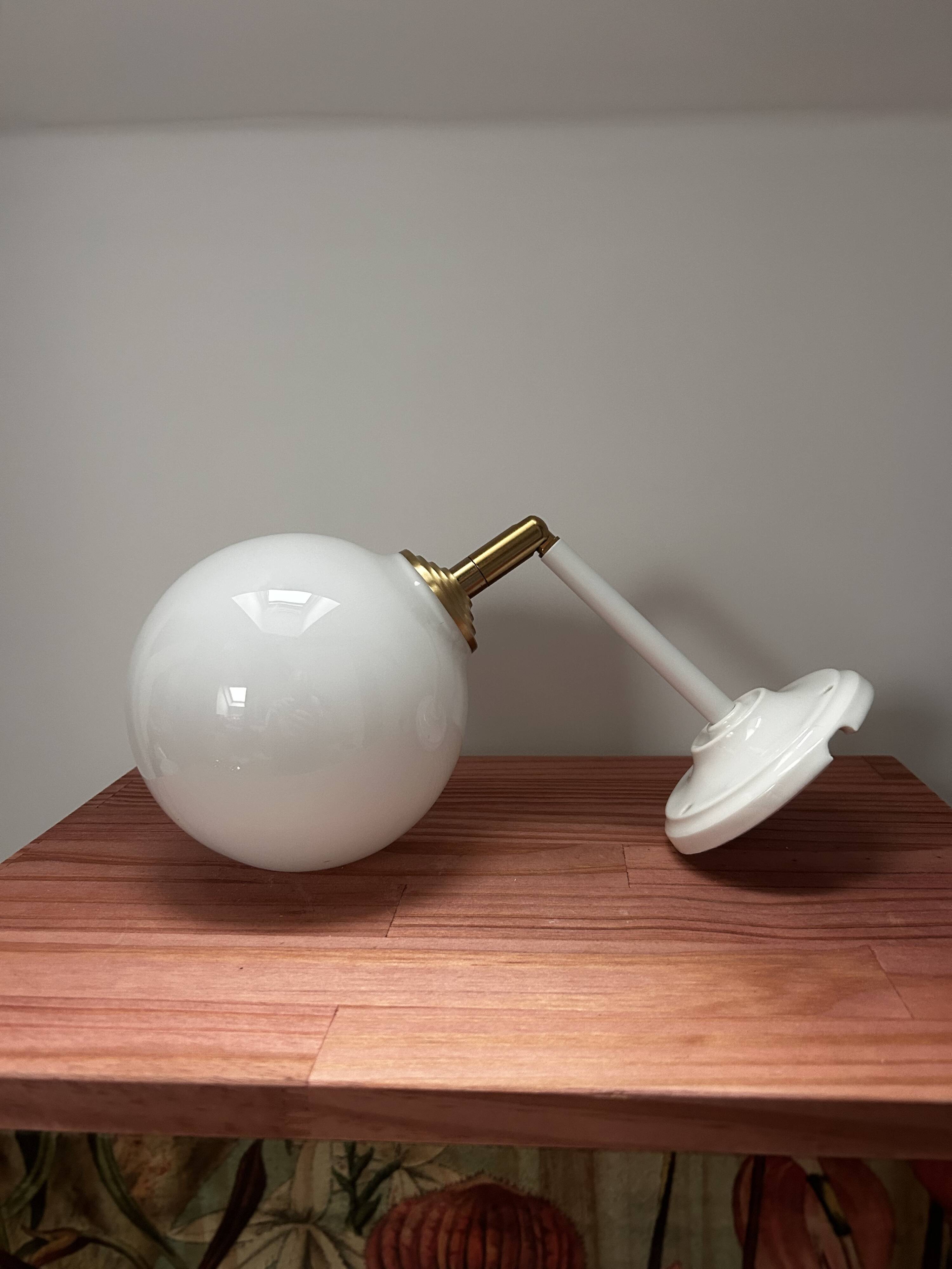 Applique murale inclinable globe opaline blanche