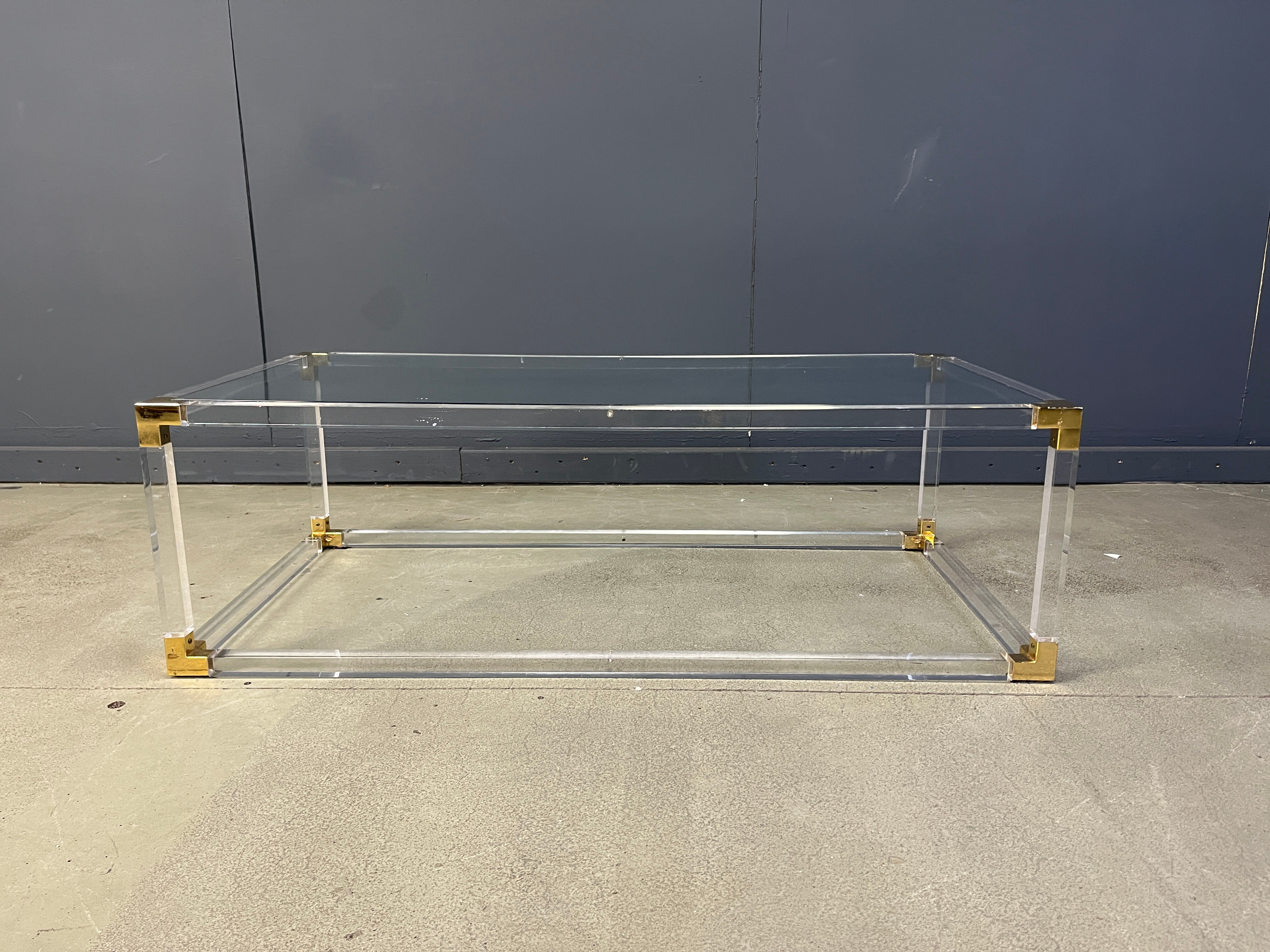 Table basse en laiton et lucite attribuée à Charles Hollis Jones, années 1970.