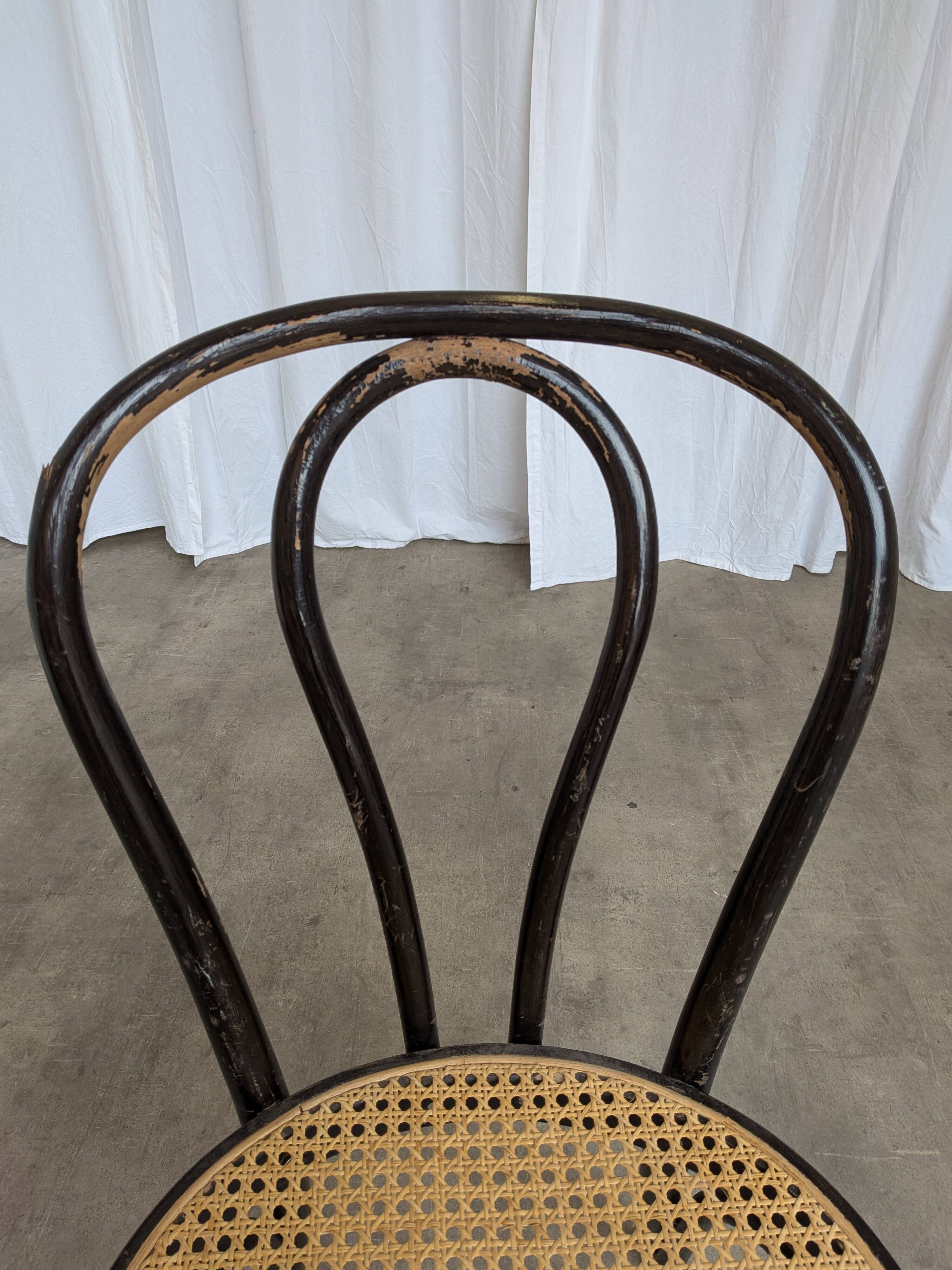 Chaise de salle à manger vintage en bois cintré : siège en osier noir de style Thonet