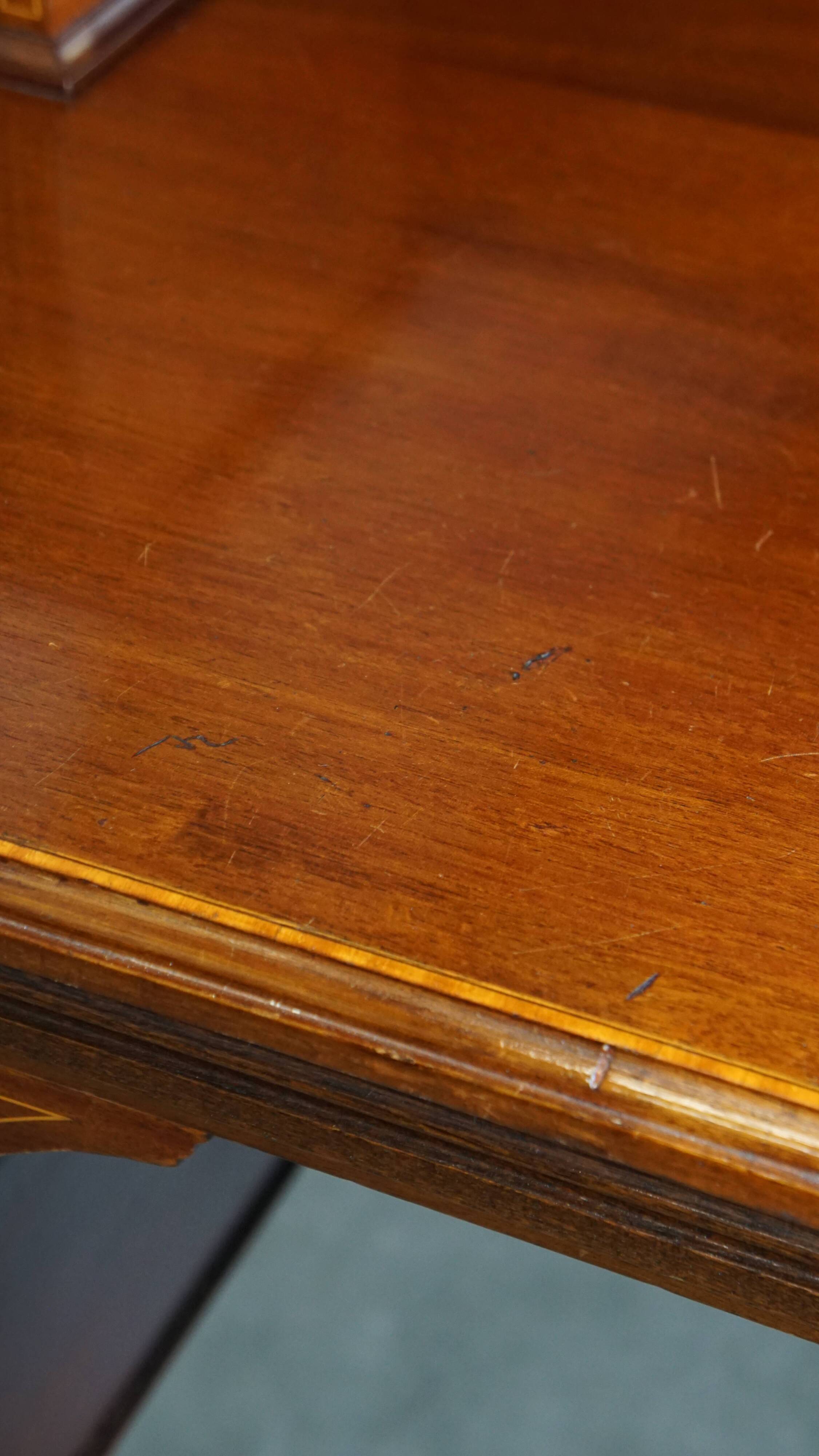 Bureau anglais de style Empire avec marqueterie de bois, XIXe siècle