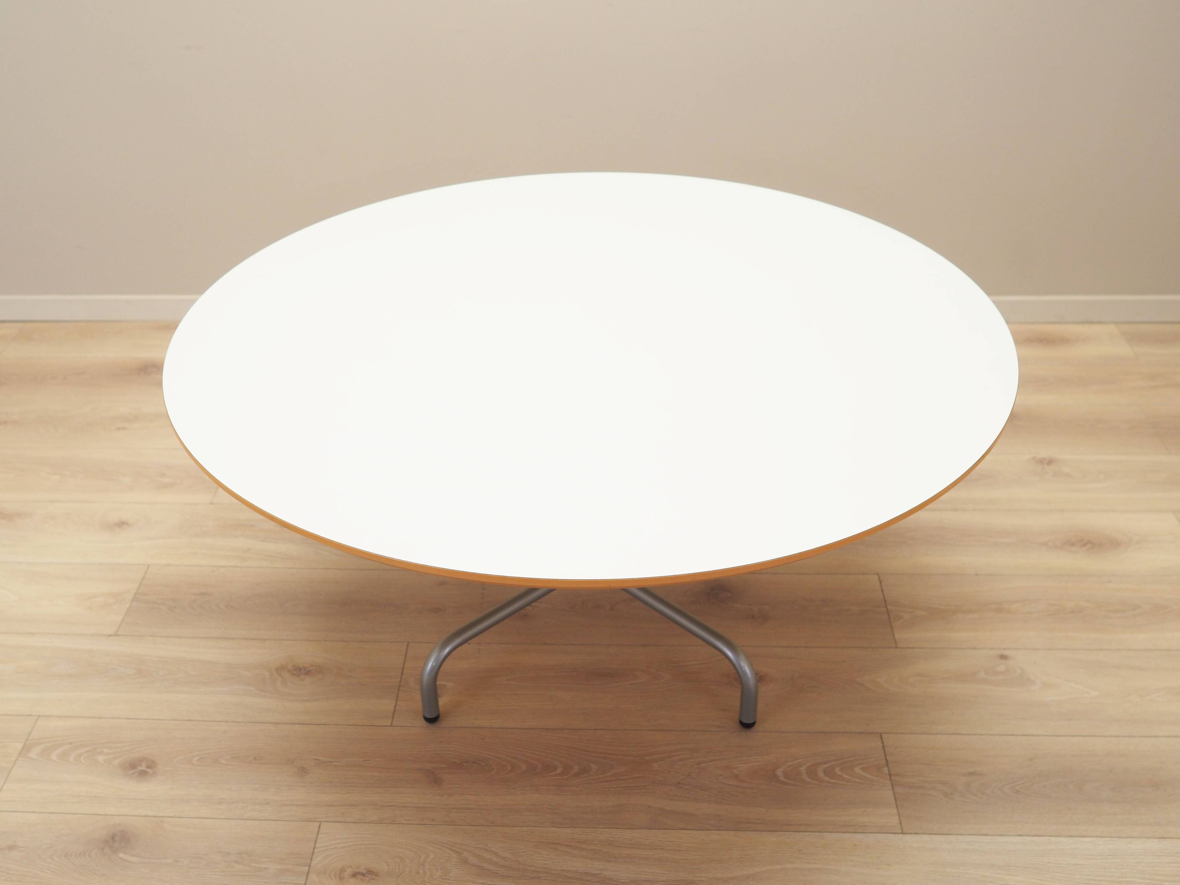 Round table, Danish design, 1990s, production: Denmark