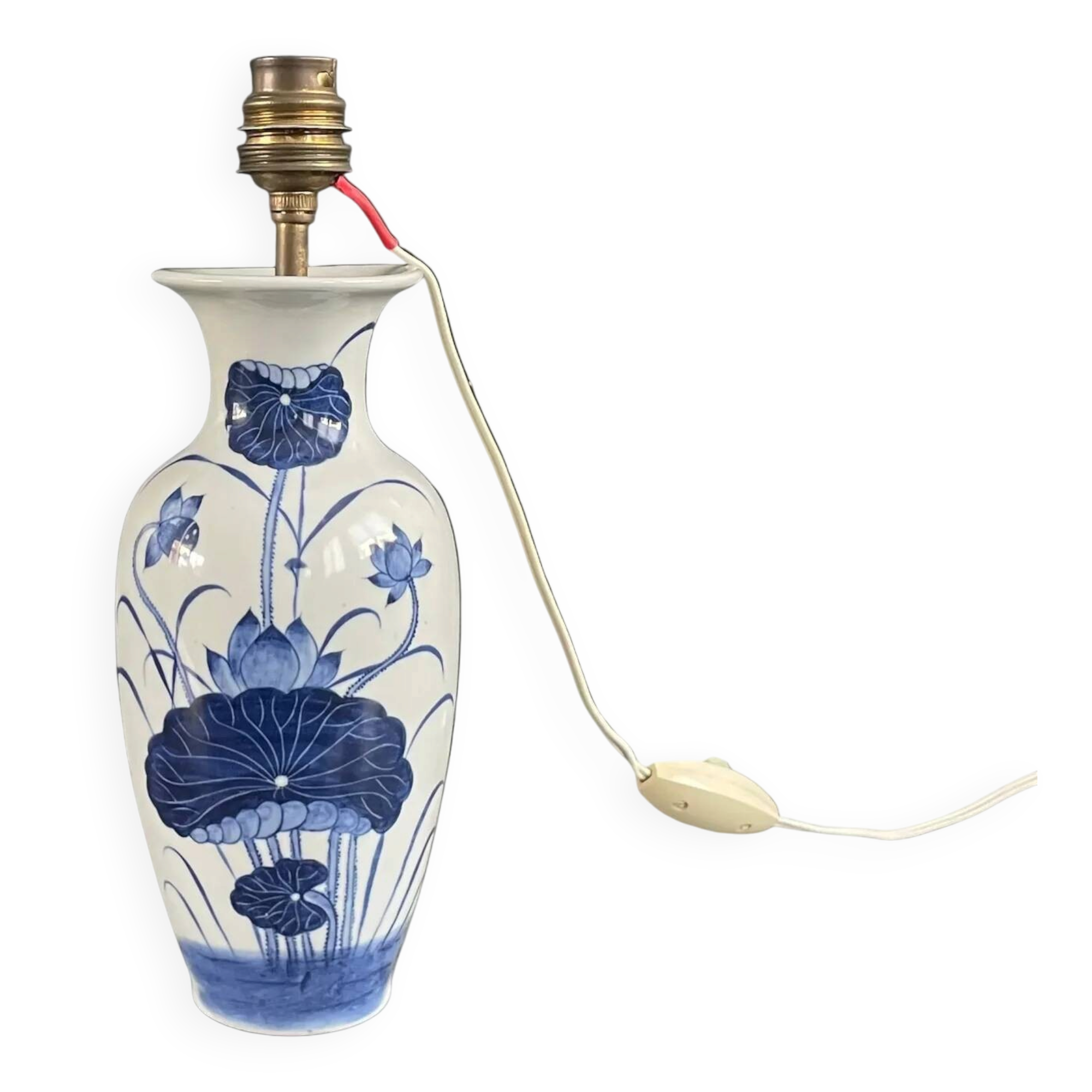 Asian lamp base made of hand-painted porcelain.
