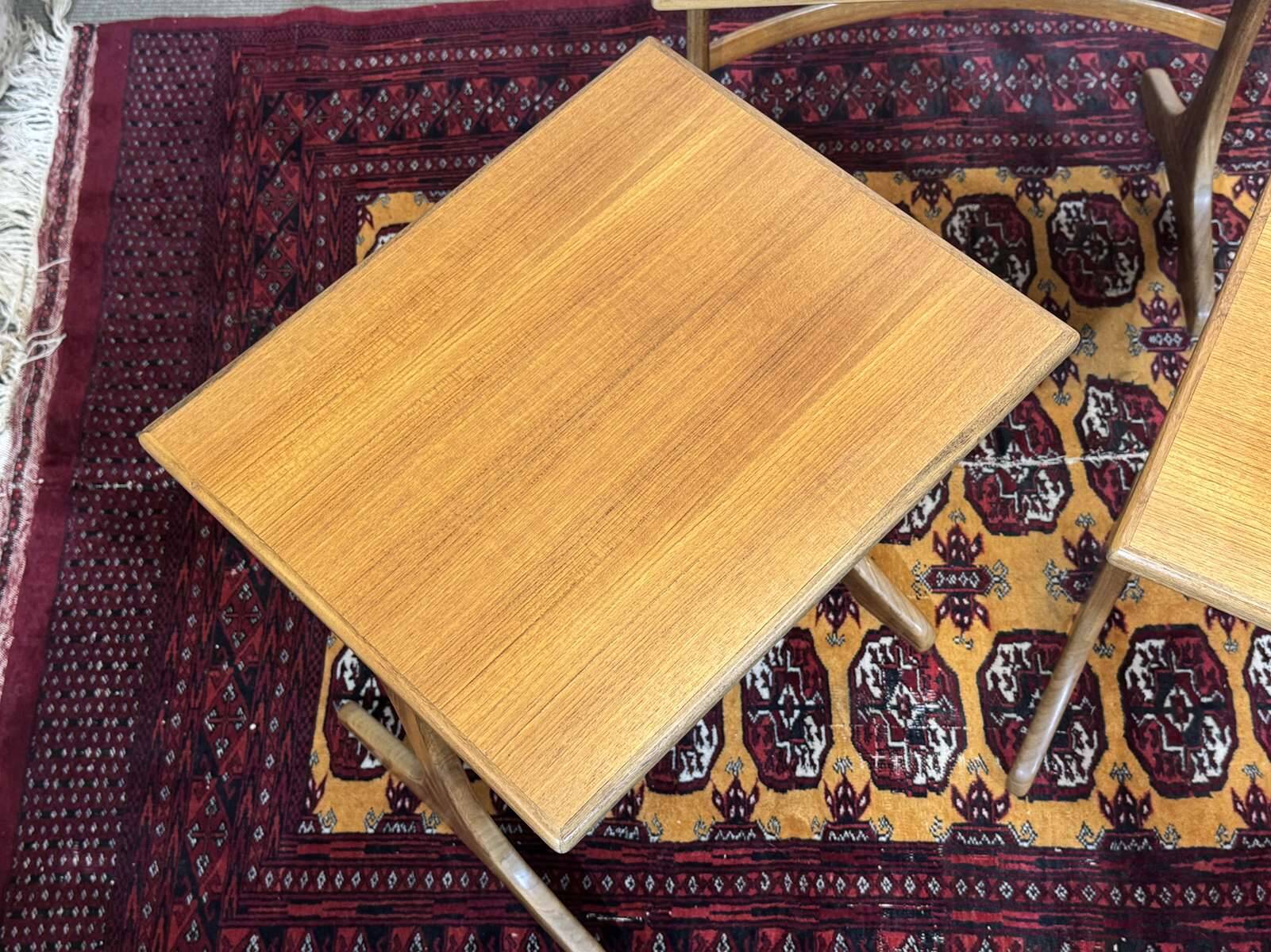 Suite de tables gigognes en teck des années 1970 de la marque GPlan