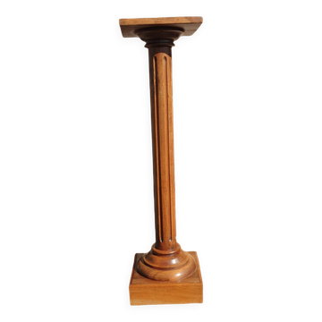 Fluted wooden column pedestal