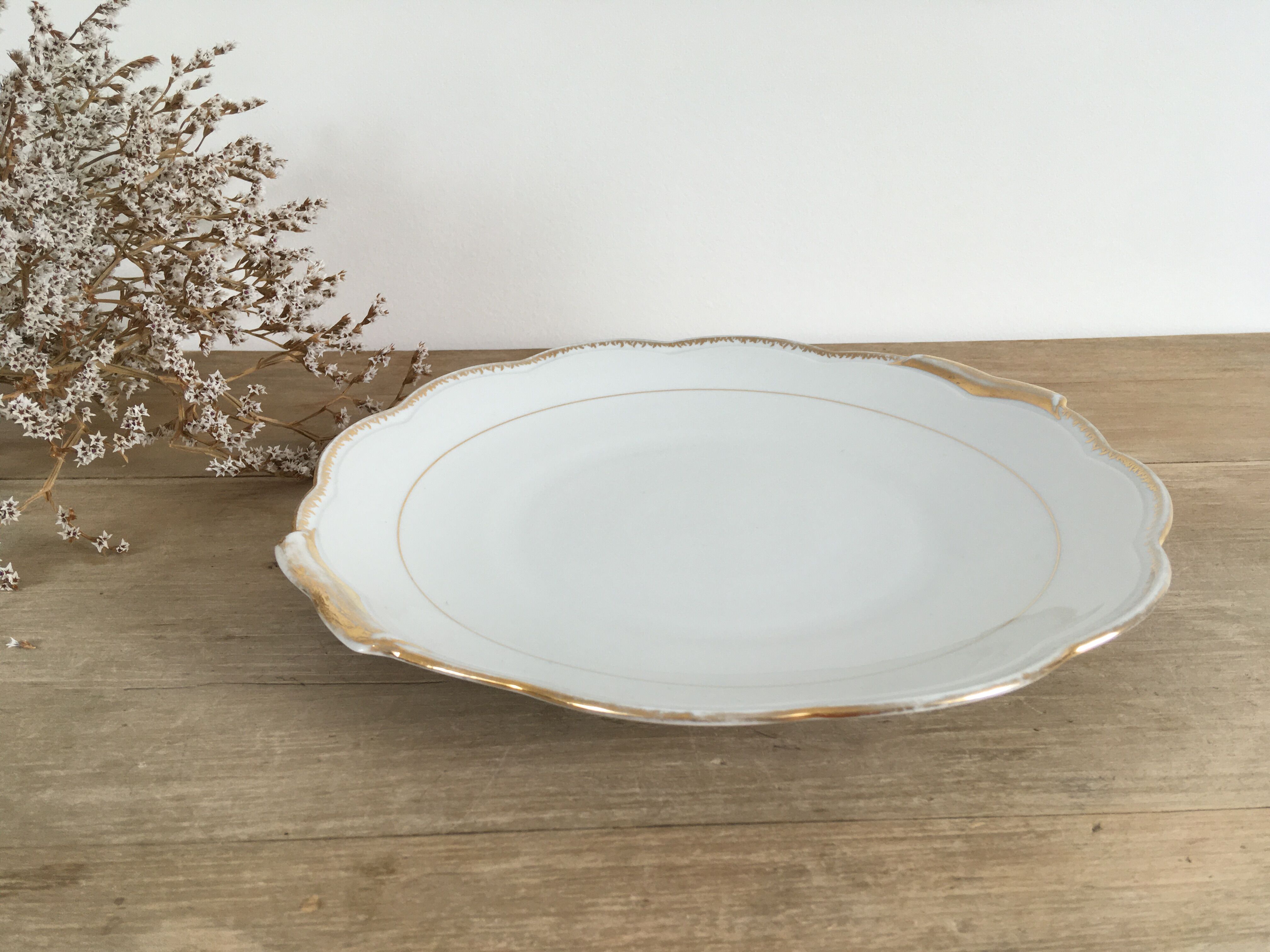 White & gold cake dish