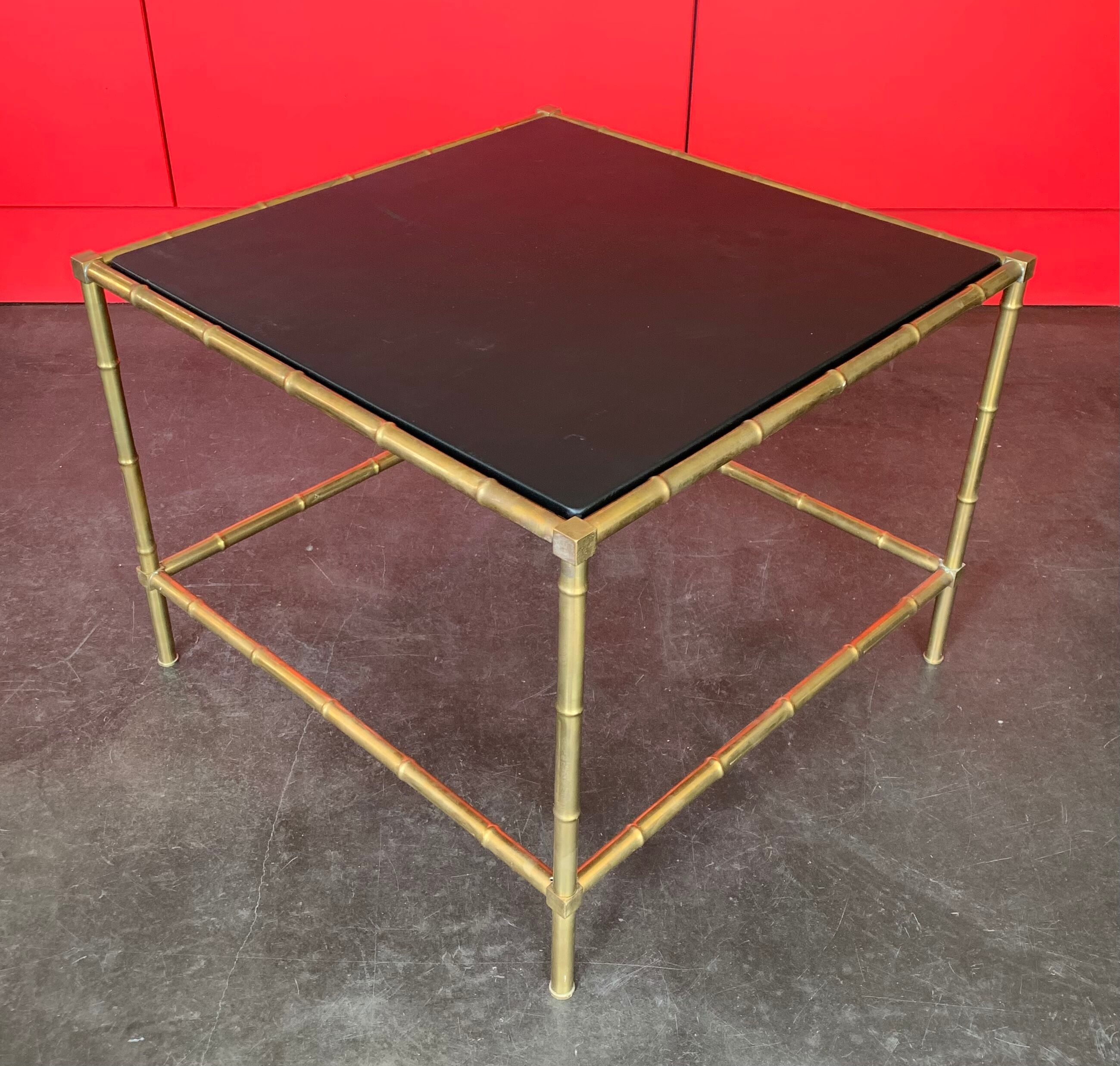Table basse bambou et cuir vers 1950