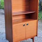 Bookcase from the 60s/70s in golden mahogany with bobbin feet