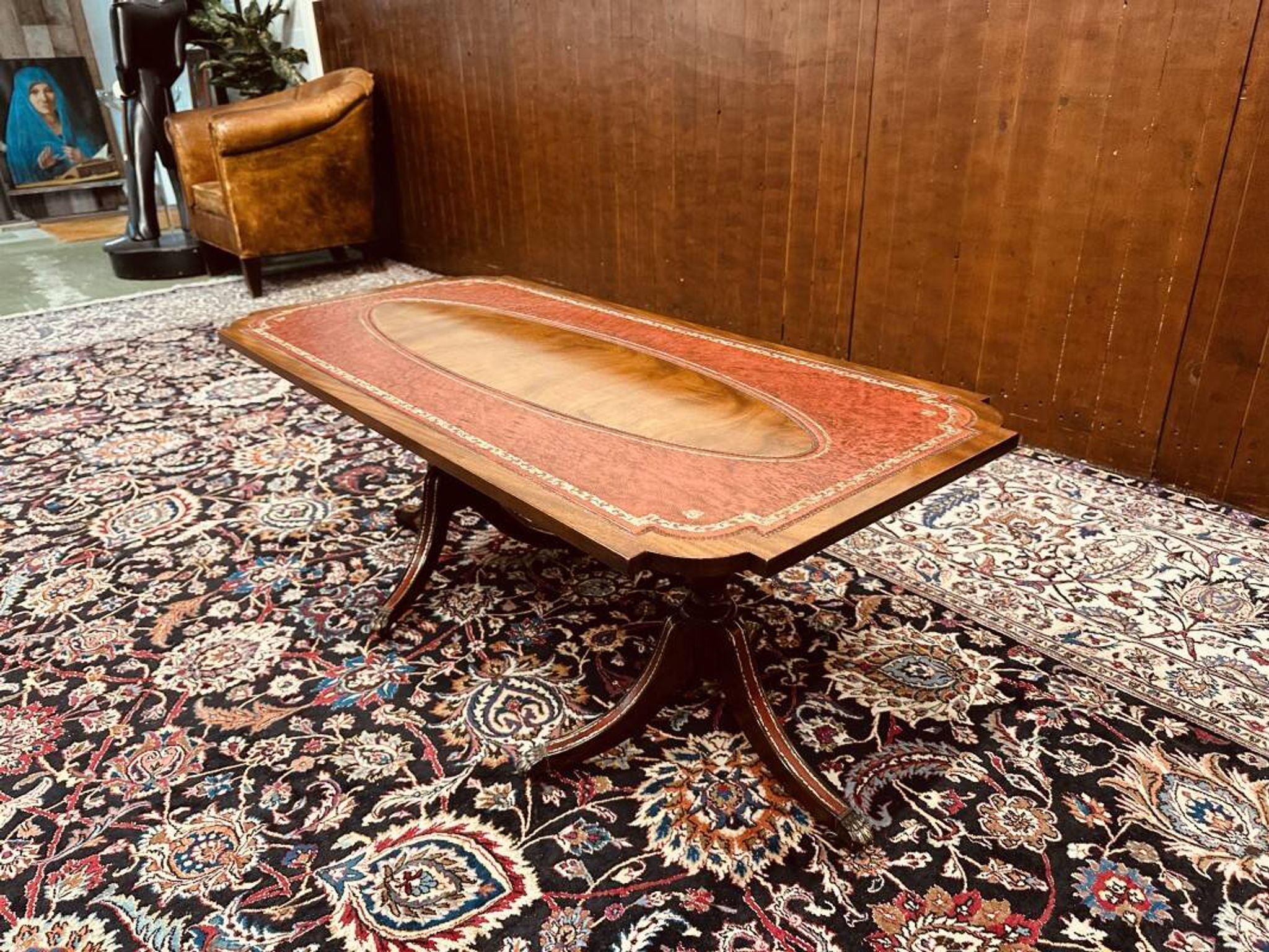 Table basse Chesterfield anglaise antique avec plateau en cuir