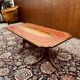 Table basse Chesterfield anglaise antique avec plateau en cuir