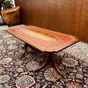 Table basse Chesterfield anglaise antique avec plateau en cuir