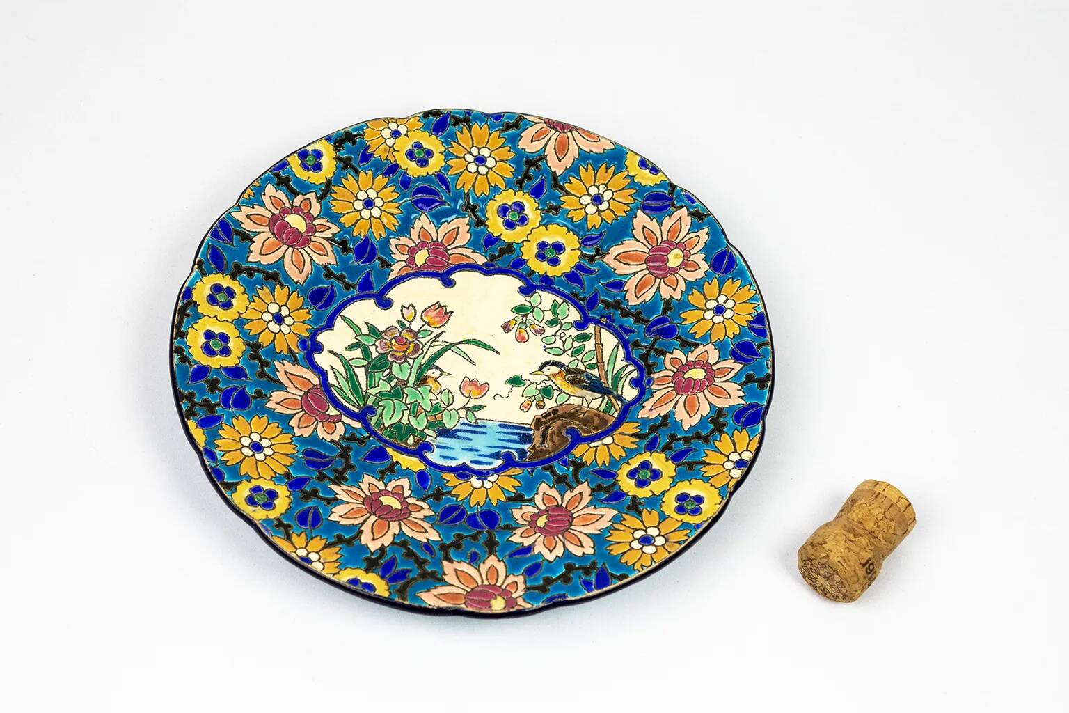 Assiette Longwy 1930 – Émaux à décor d’oiseaux et fleurs oranges