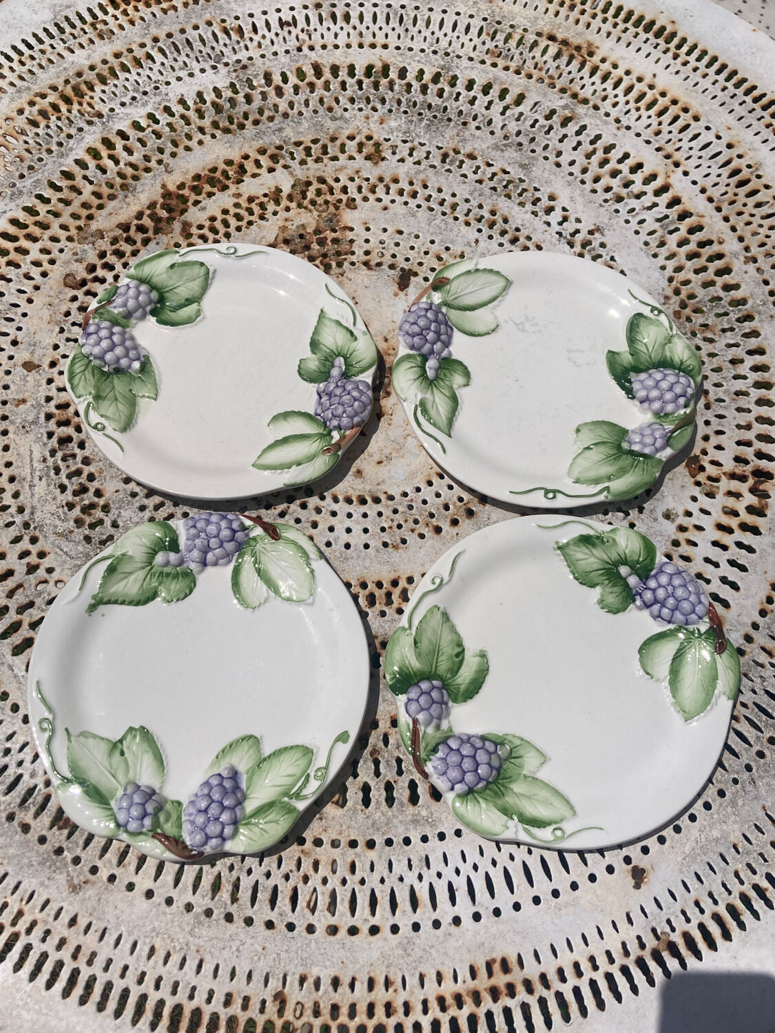 4 assiettes à dessert blanches en barbotine de raisin vintage Japon