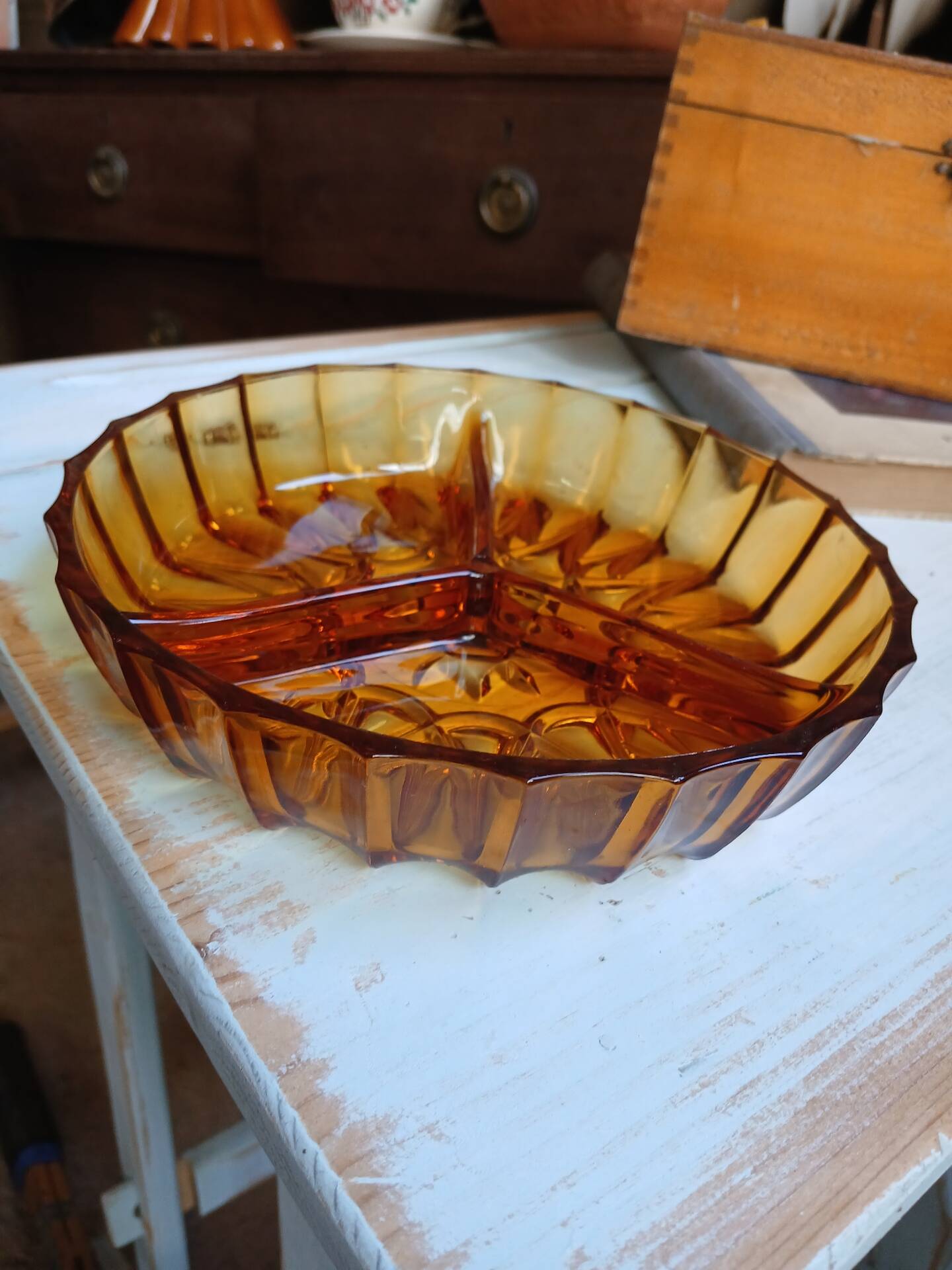 Plat apéritif vintage en verre ambré 