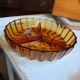 Plat apéritif vintage en verre ambré 