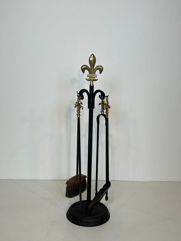 Nécessaire de feu de style néoclassique en métal laqué noir et laiton aux fleurs de lys
