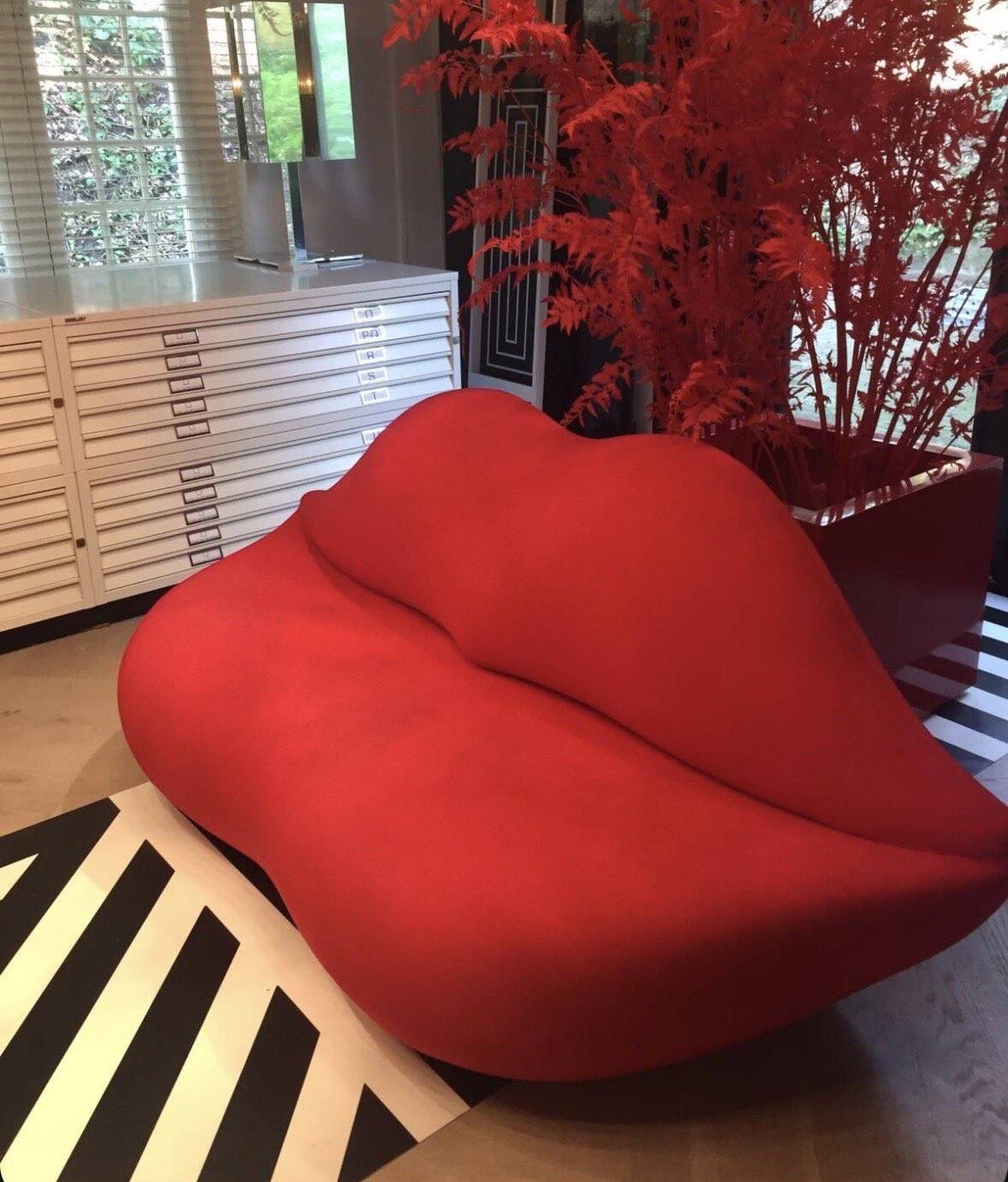 Scarlet red designer sofa – iconic inspiration