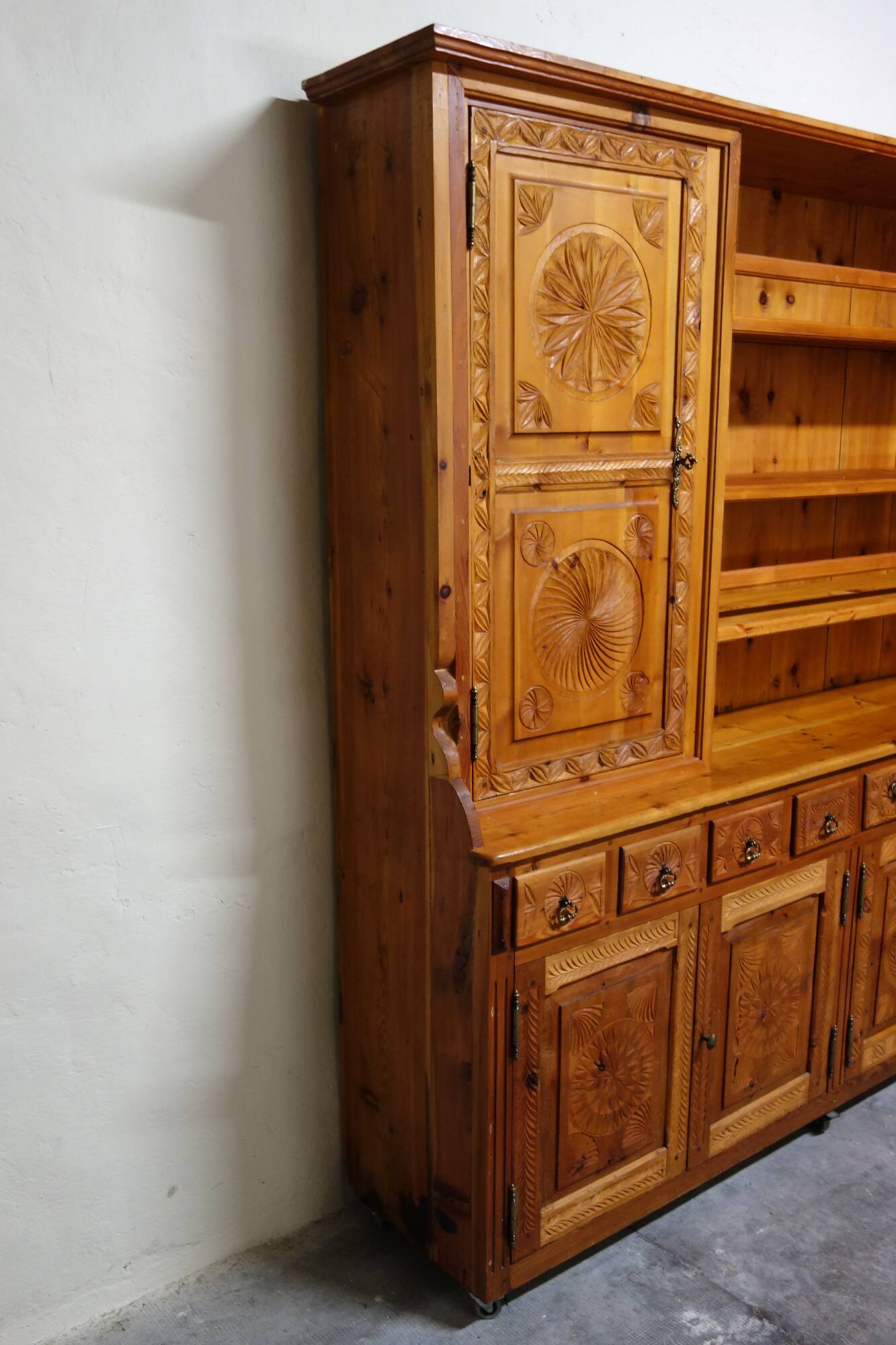 Large Queyras pine dresser, Hautes Alpes