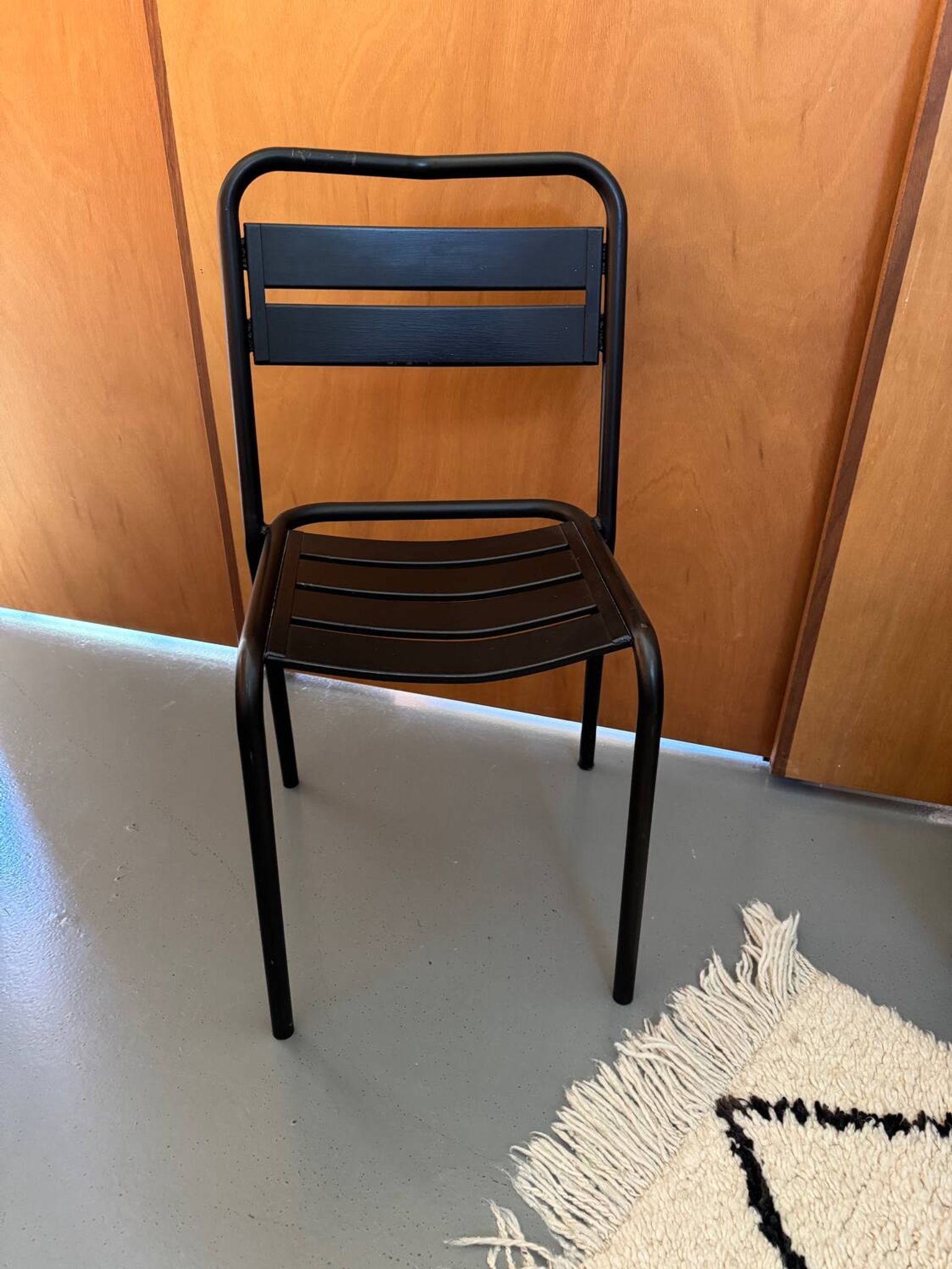 Chaise en métal à lattes noires