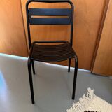 Chaise en métal à lattes noires