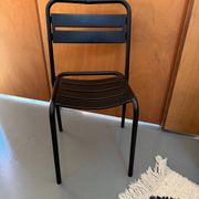 Chaise en métal à lattes noires