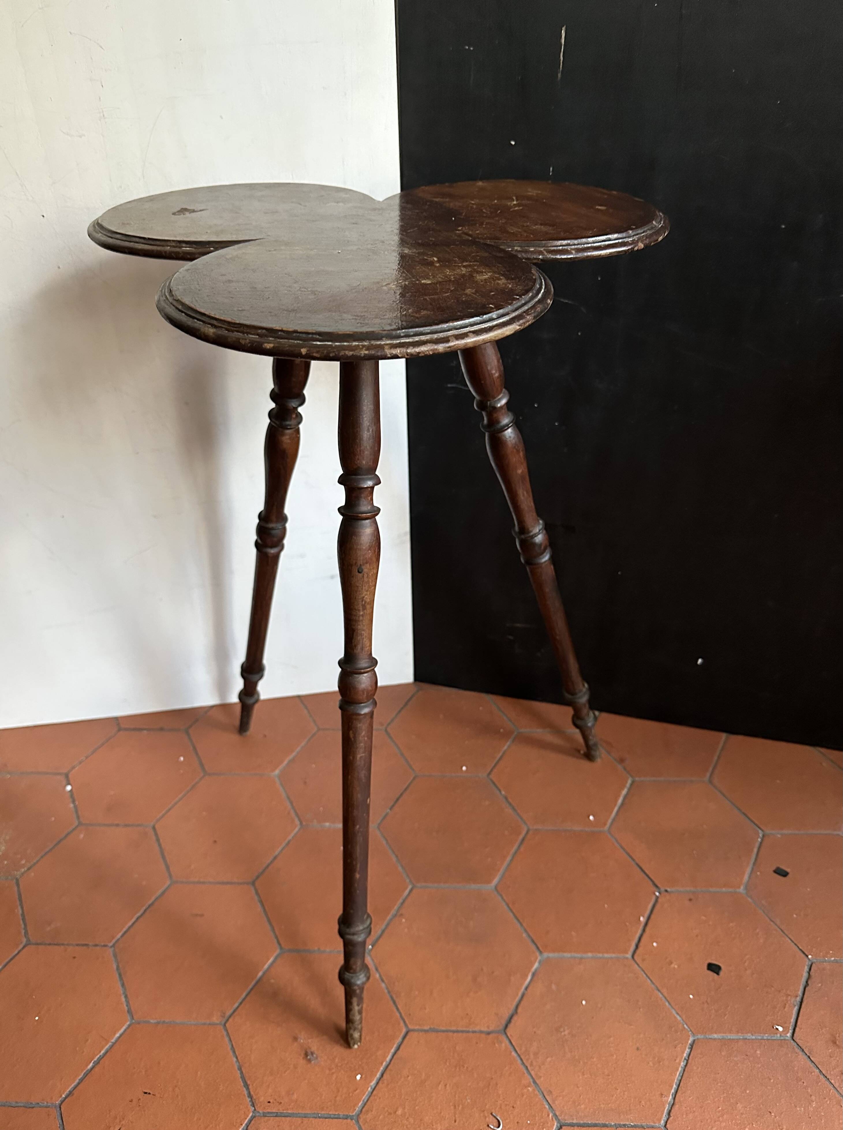 Guéridon Napoléon III en bois, forme trèfle