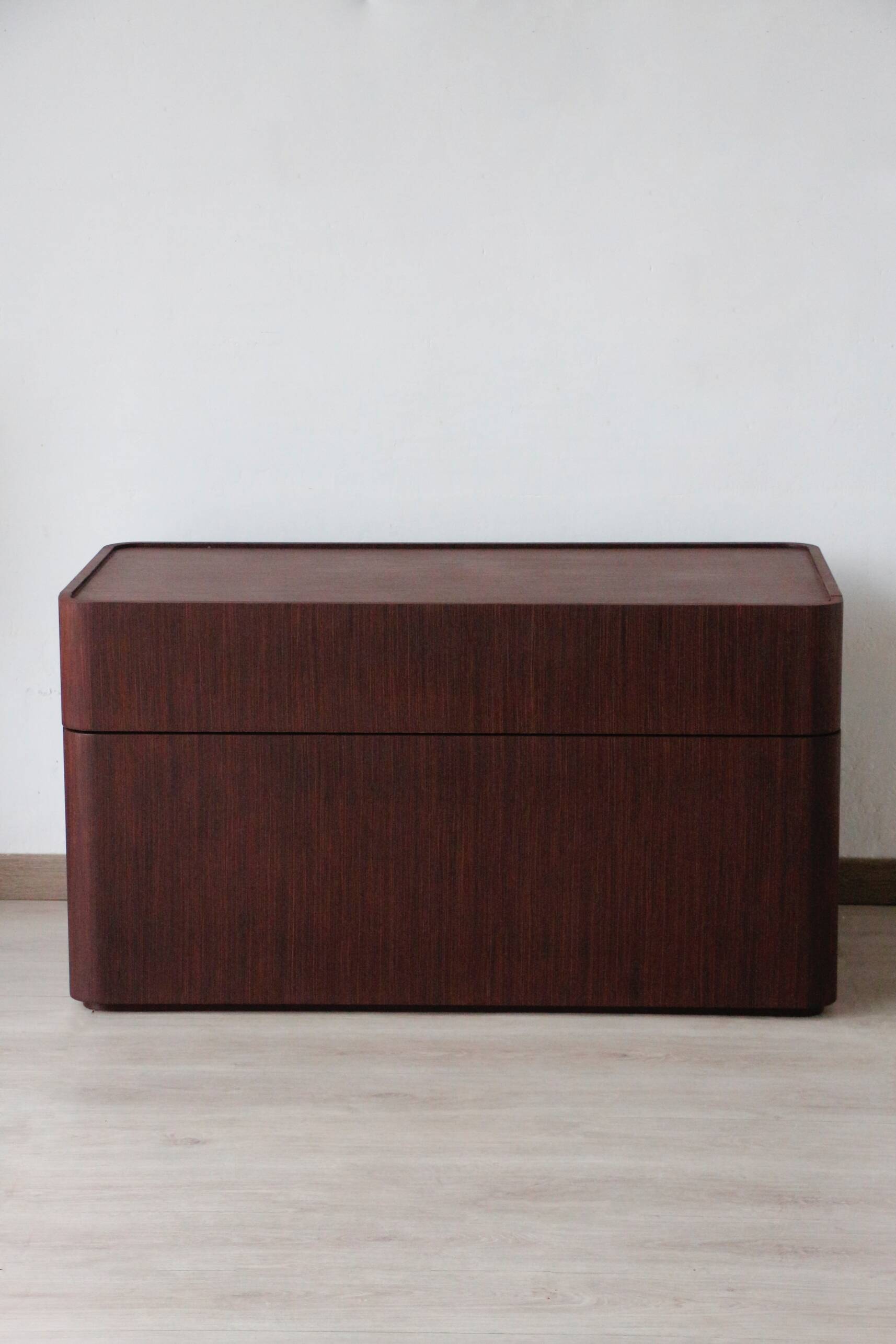 Commode italienne vintage en wengé – design 1970/80