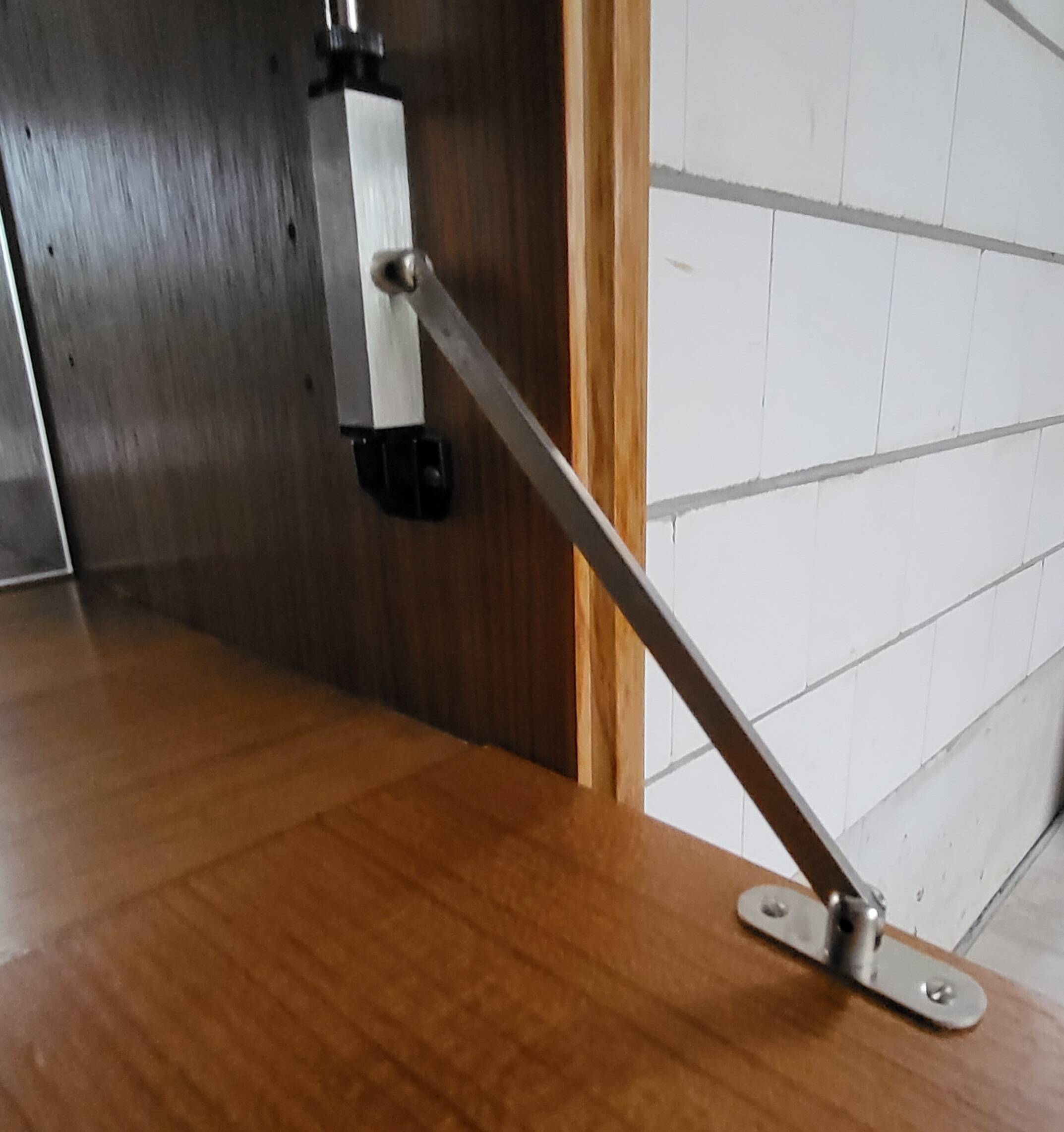 Etagère avec meuble-bar