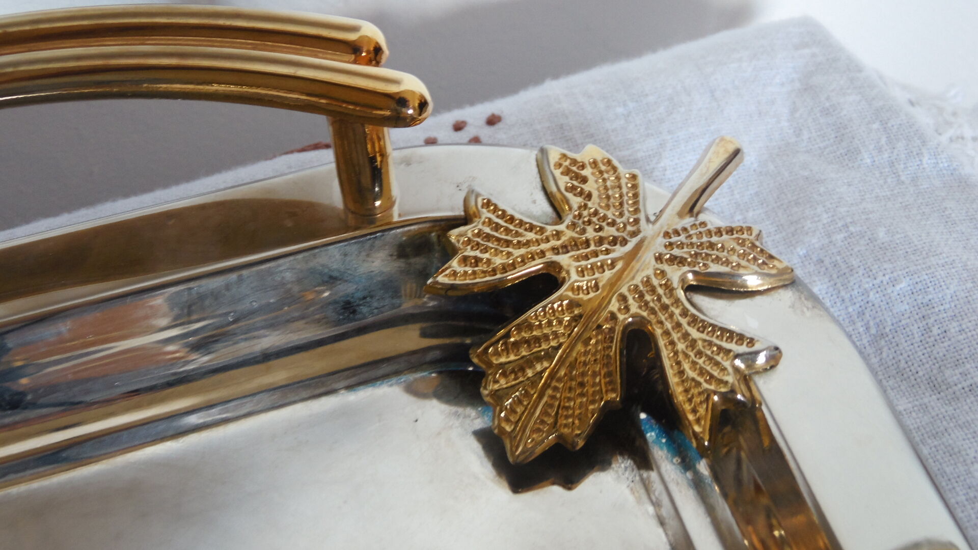 Duo of presentation trays