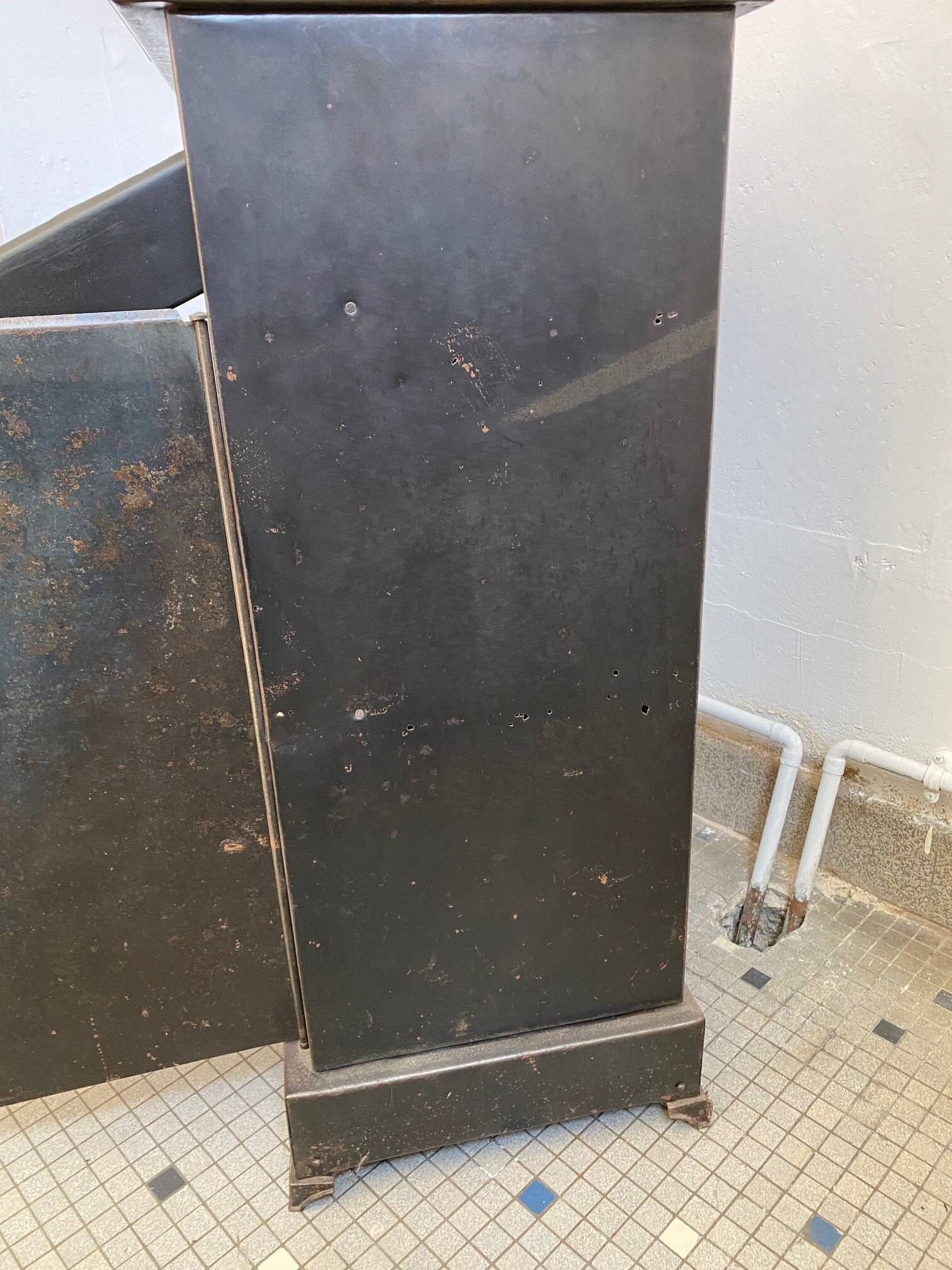 Metal bedside table from the 20s and 30s