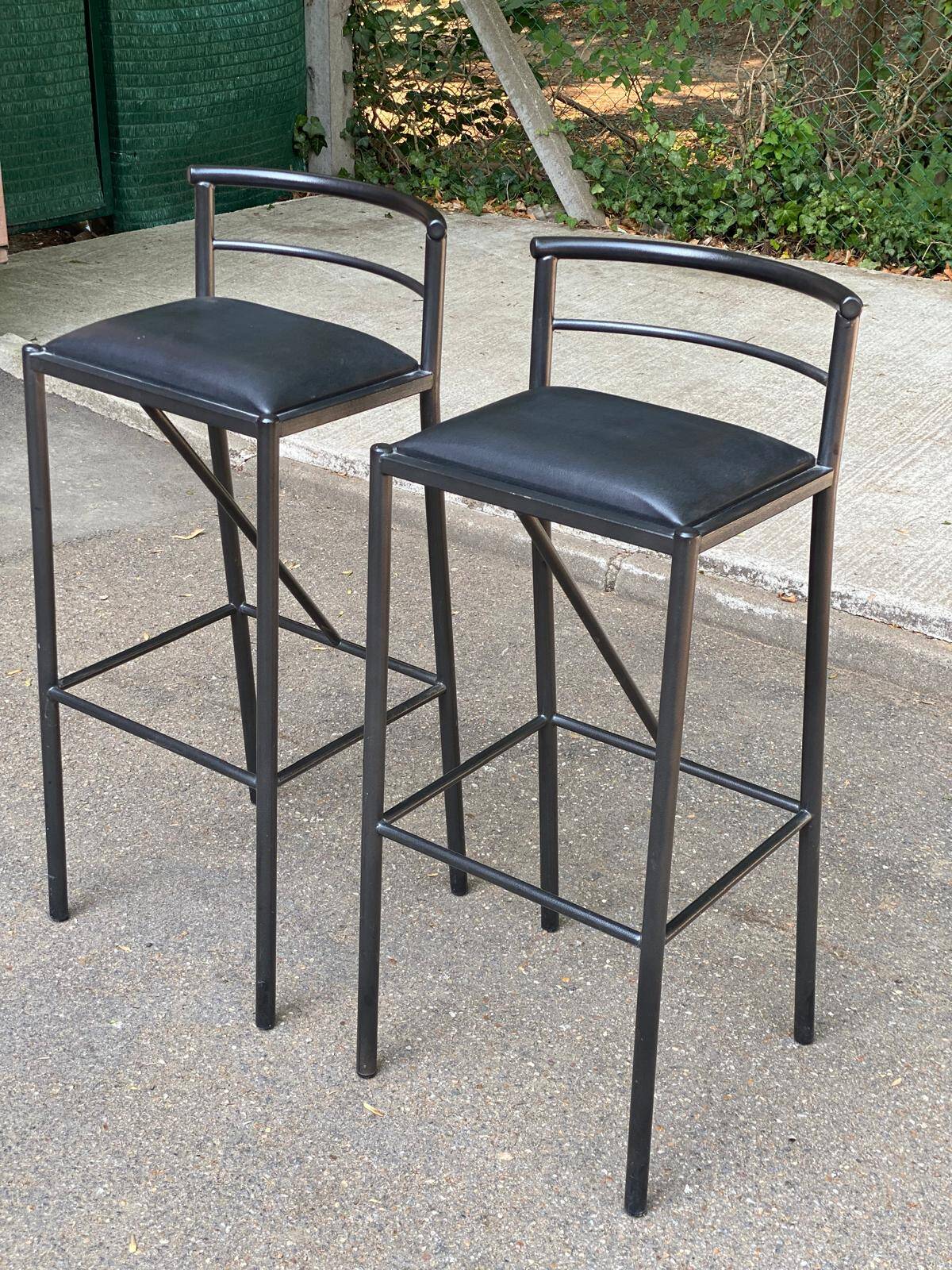 2 Italian Calligaris bar stools 1990 steel and black leather 80cm