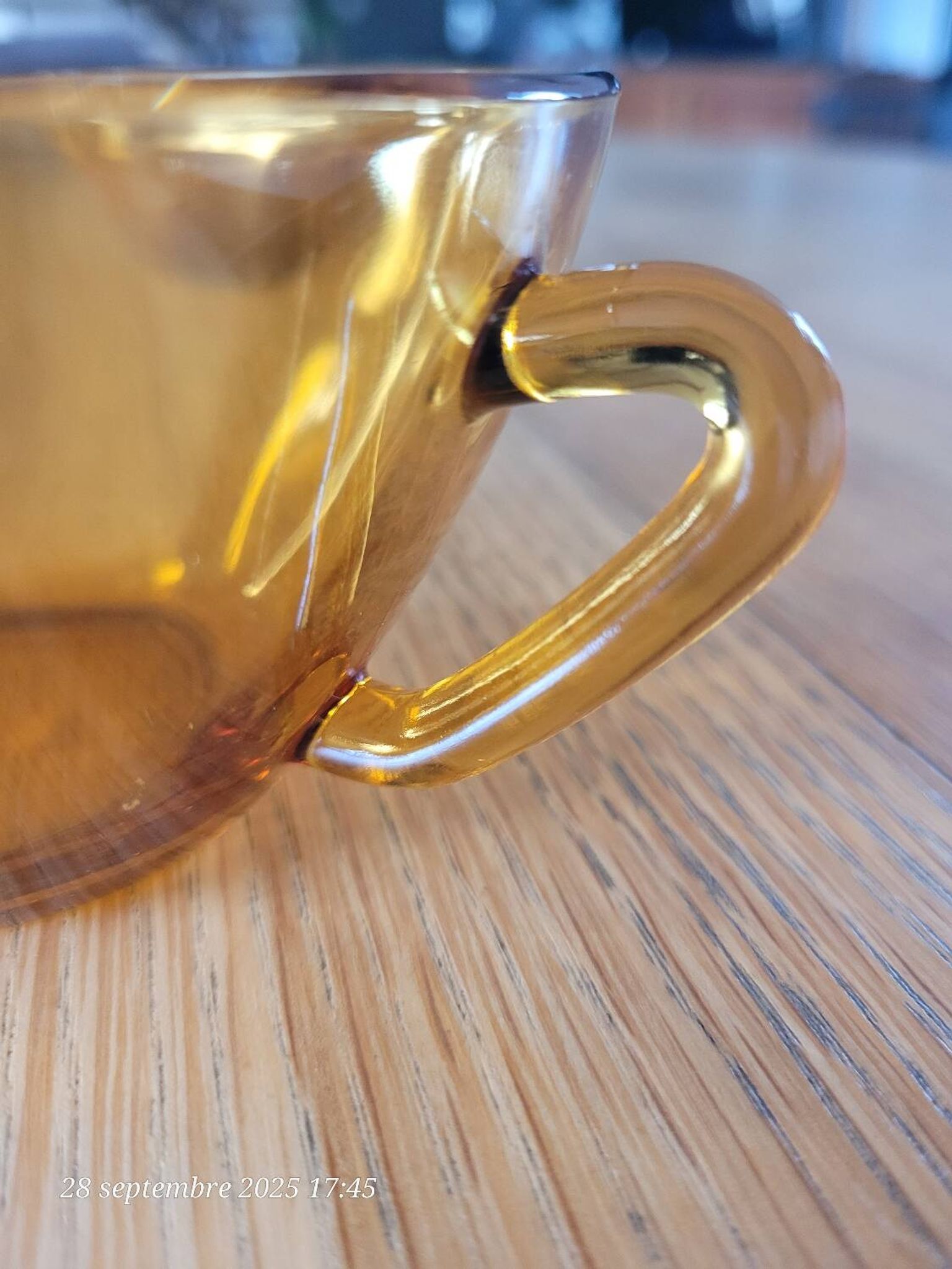 2 tasses à thé en verre ambré  Vereco
