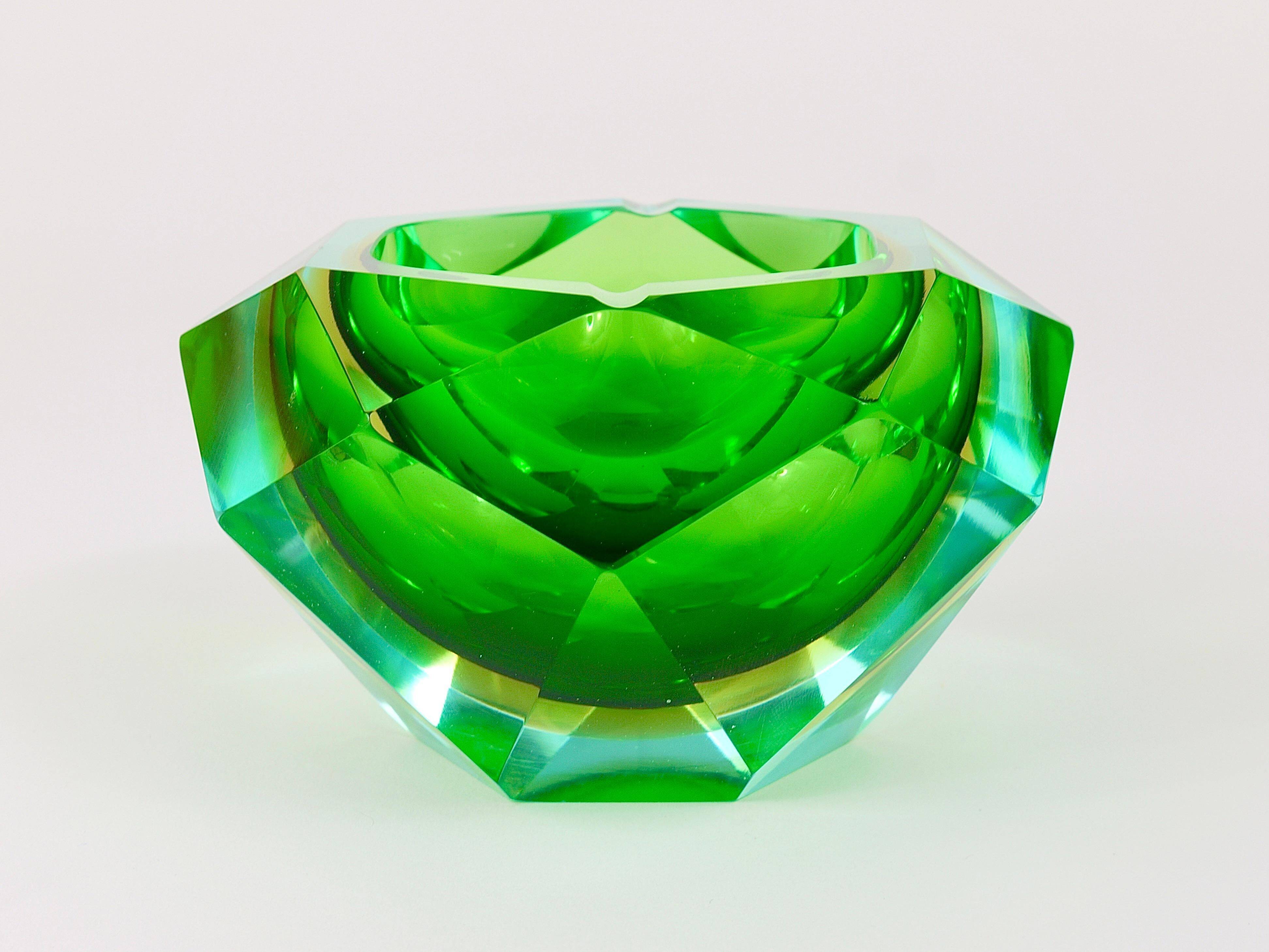 Faceted diamond ashtray in colour from the 1960s by Flavio Poli for Seguso, Murano, Italy.