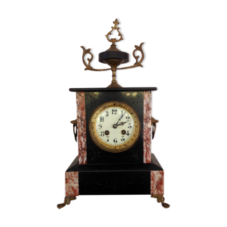 Horloge Napoléon III en marbre noir et rose