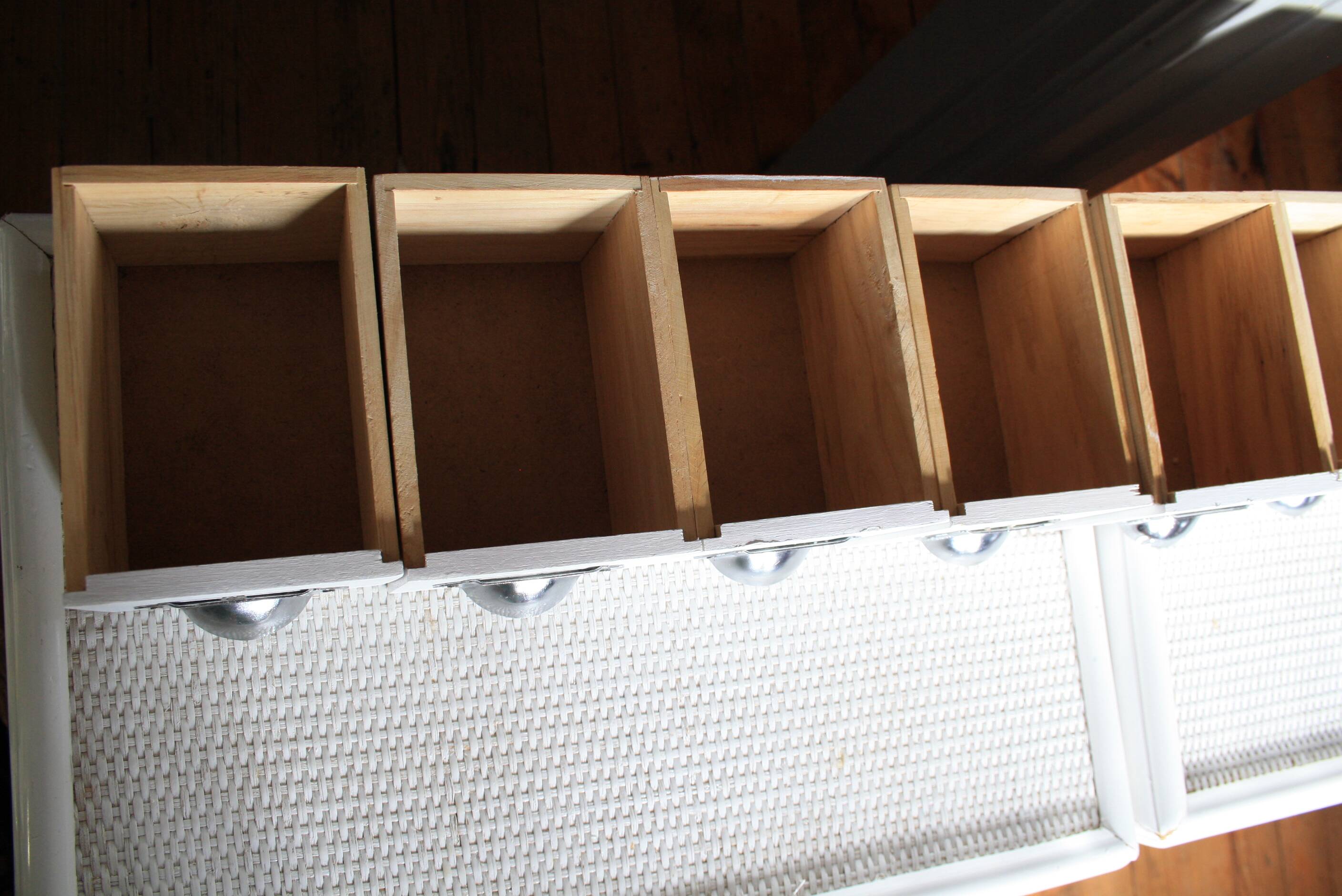 Small storage unit with drawers