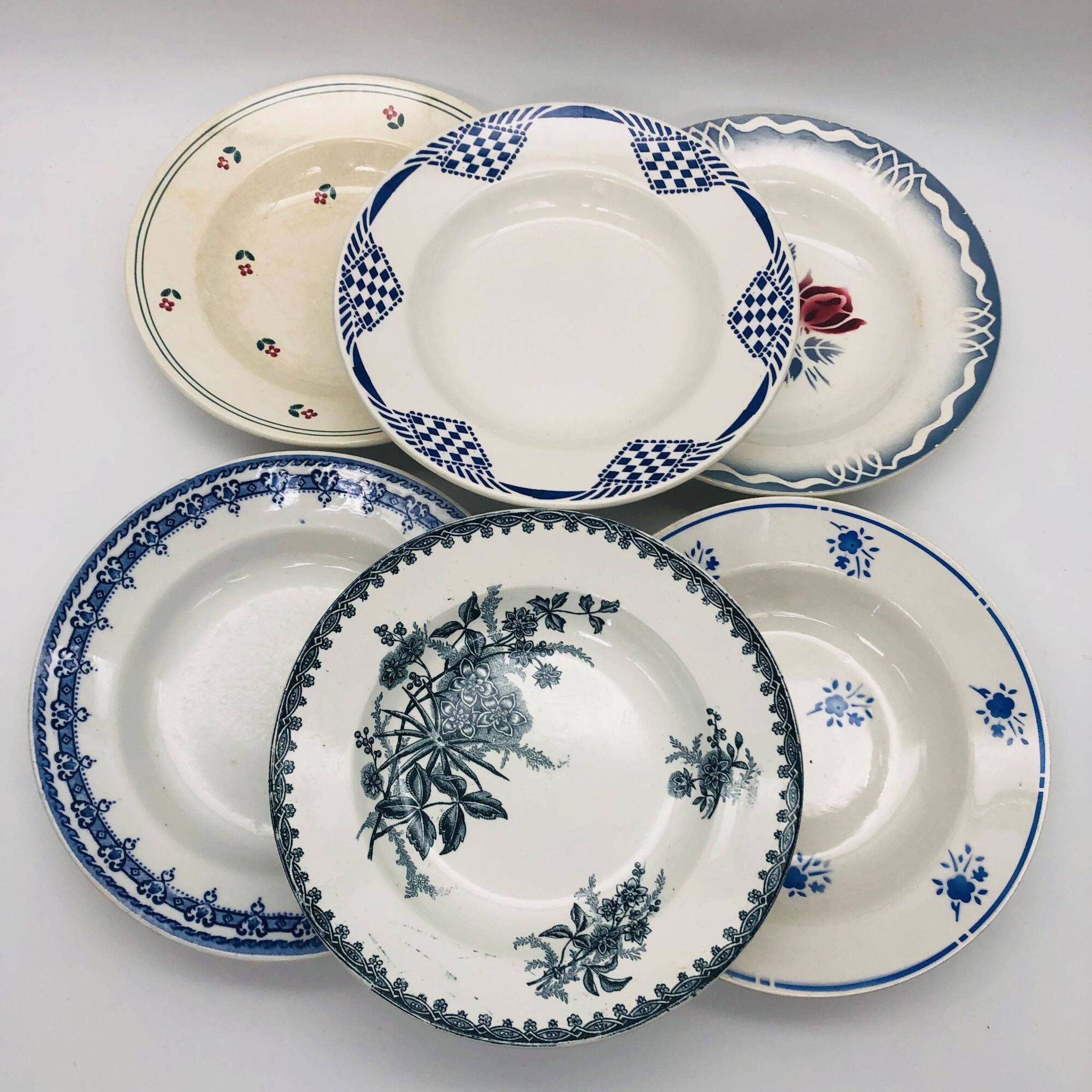 Set of 6 mismatched deep plates.