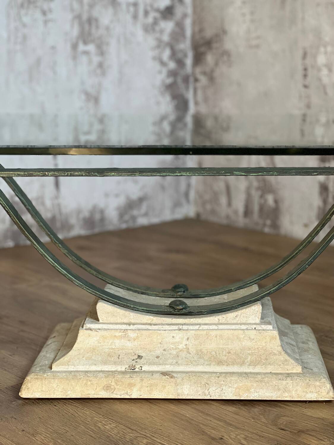 Table basse en verre et métal patine antique