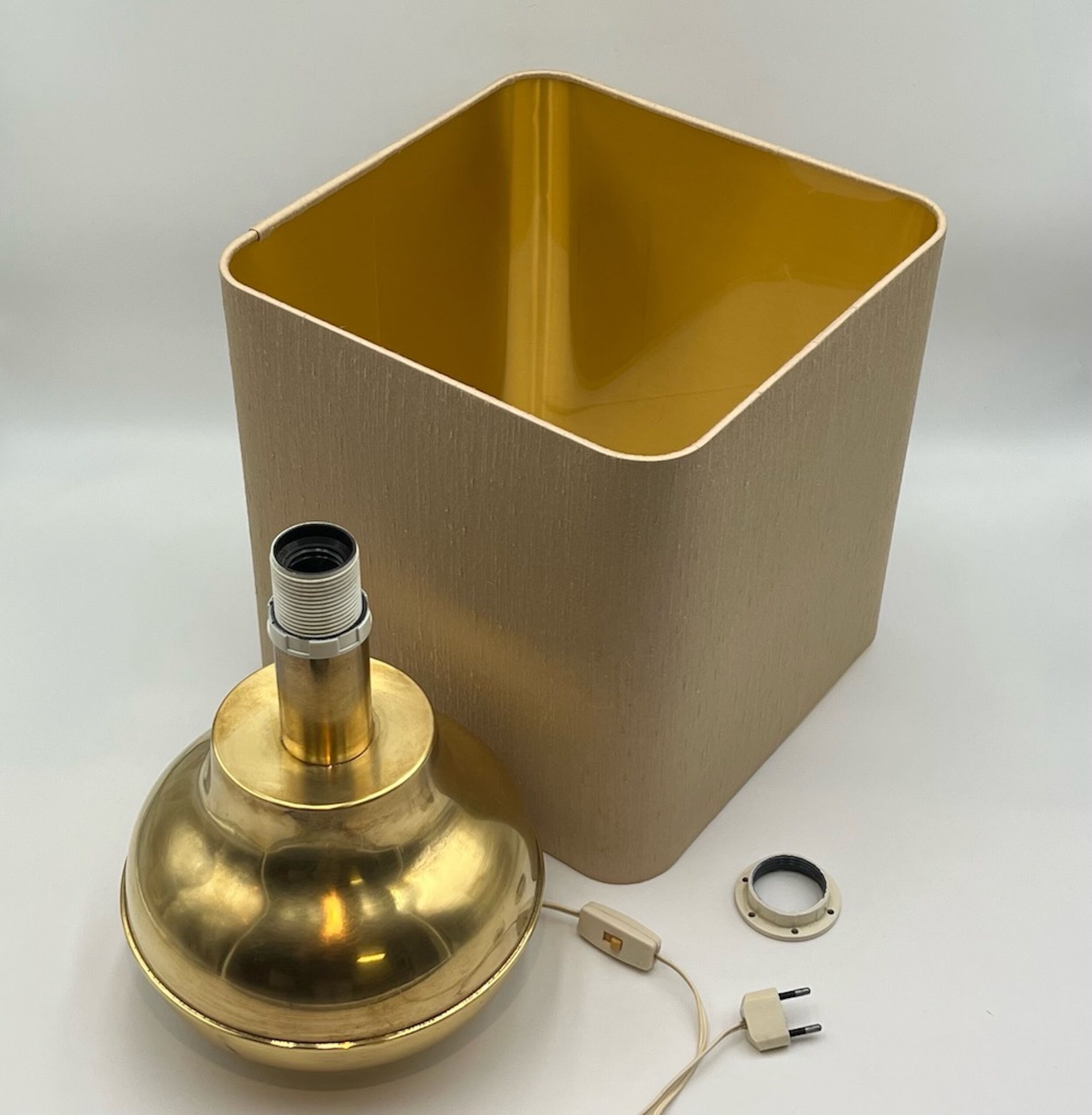 Lampe de table vintage en laiton fabriquée en Italie, années 60